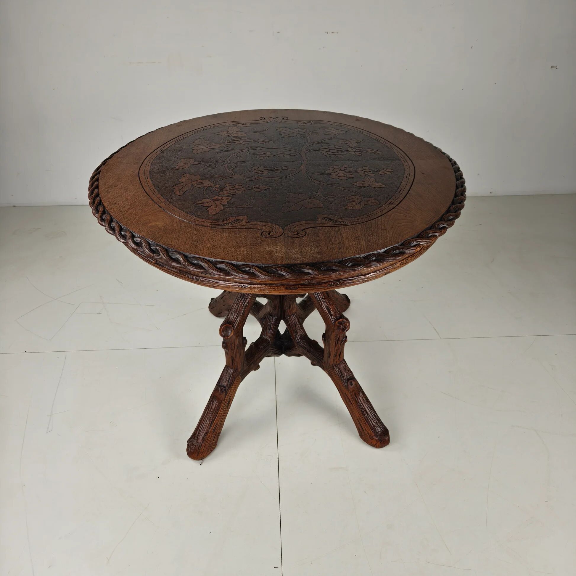 Table à manger de style Forêt-Noire par Horrix – vers 1880