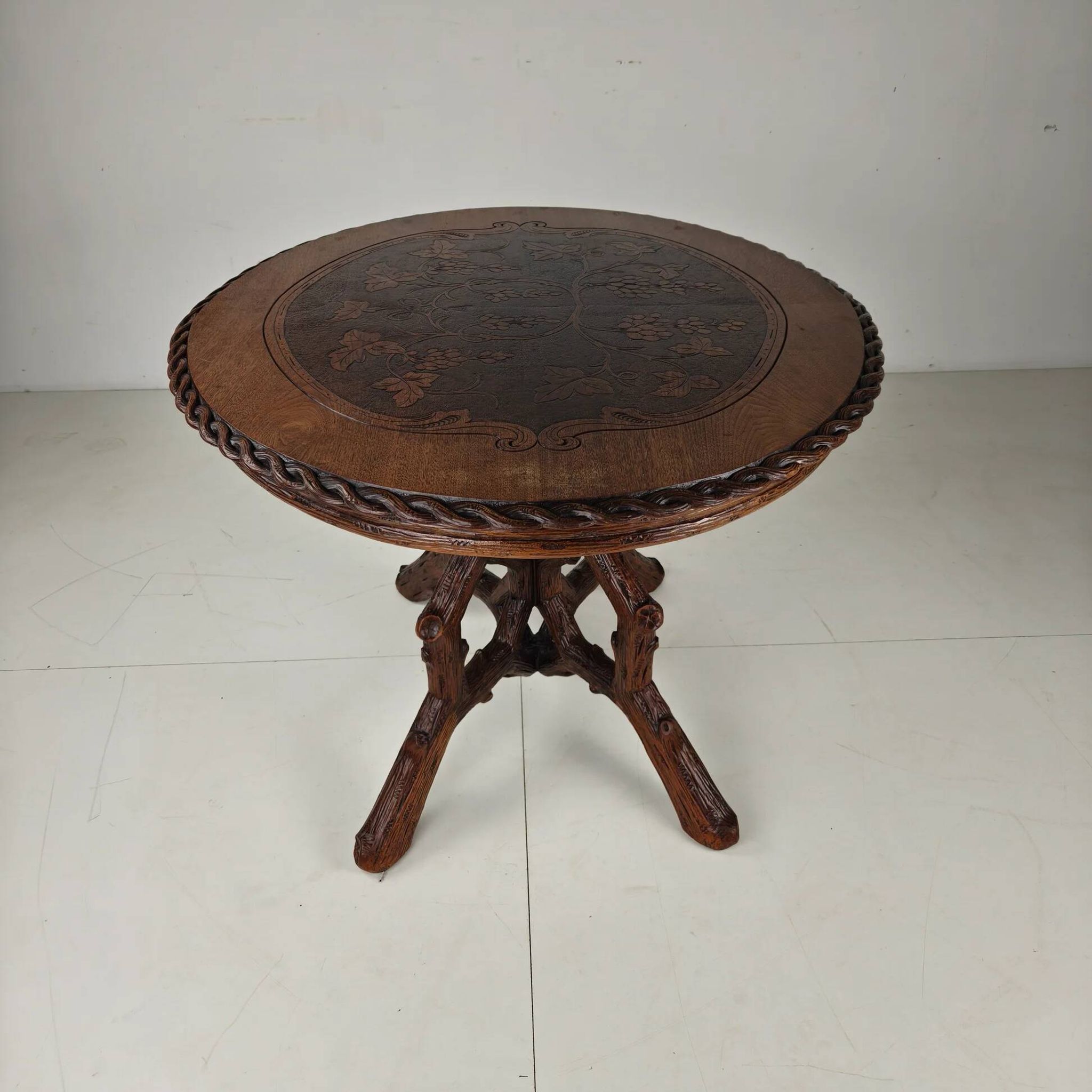 Table à manger de style Forêt-Noire par Horrix – vers 1880