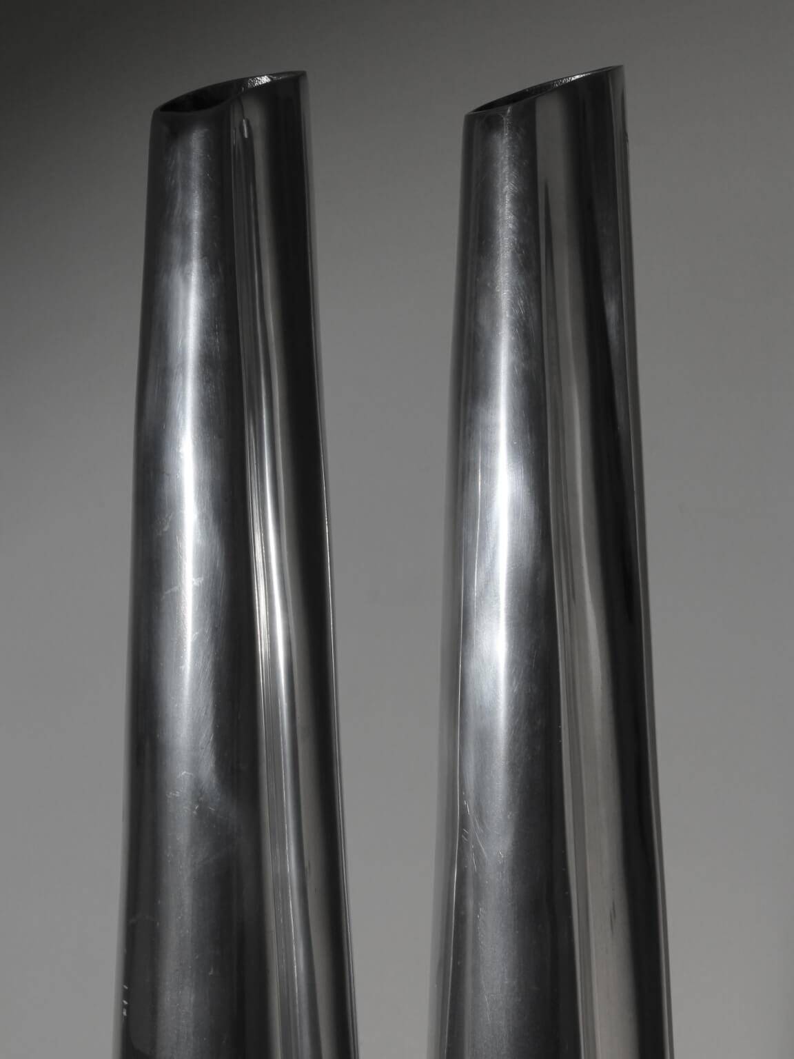 Ensemble de vases extra hauts en aluminium contemporain