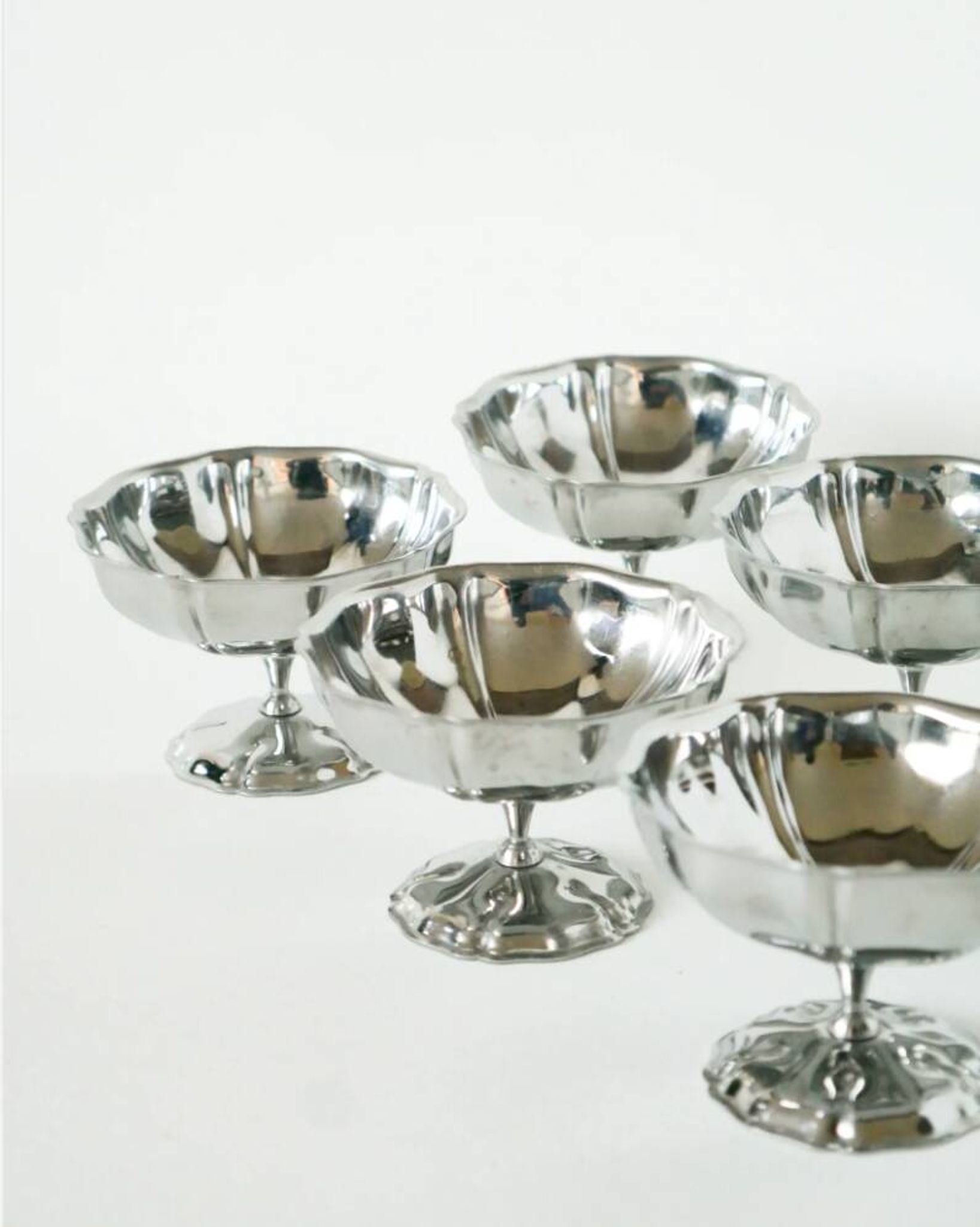 Set of 6 mid-height stainless steel ice cream bowls with finely crafted feet, Design, 1