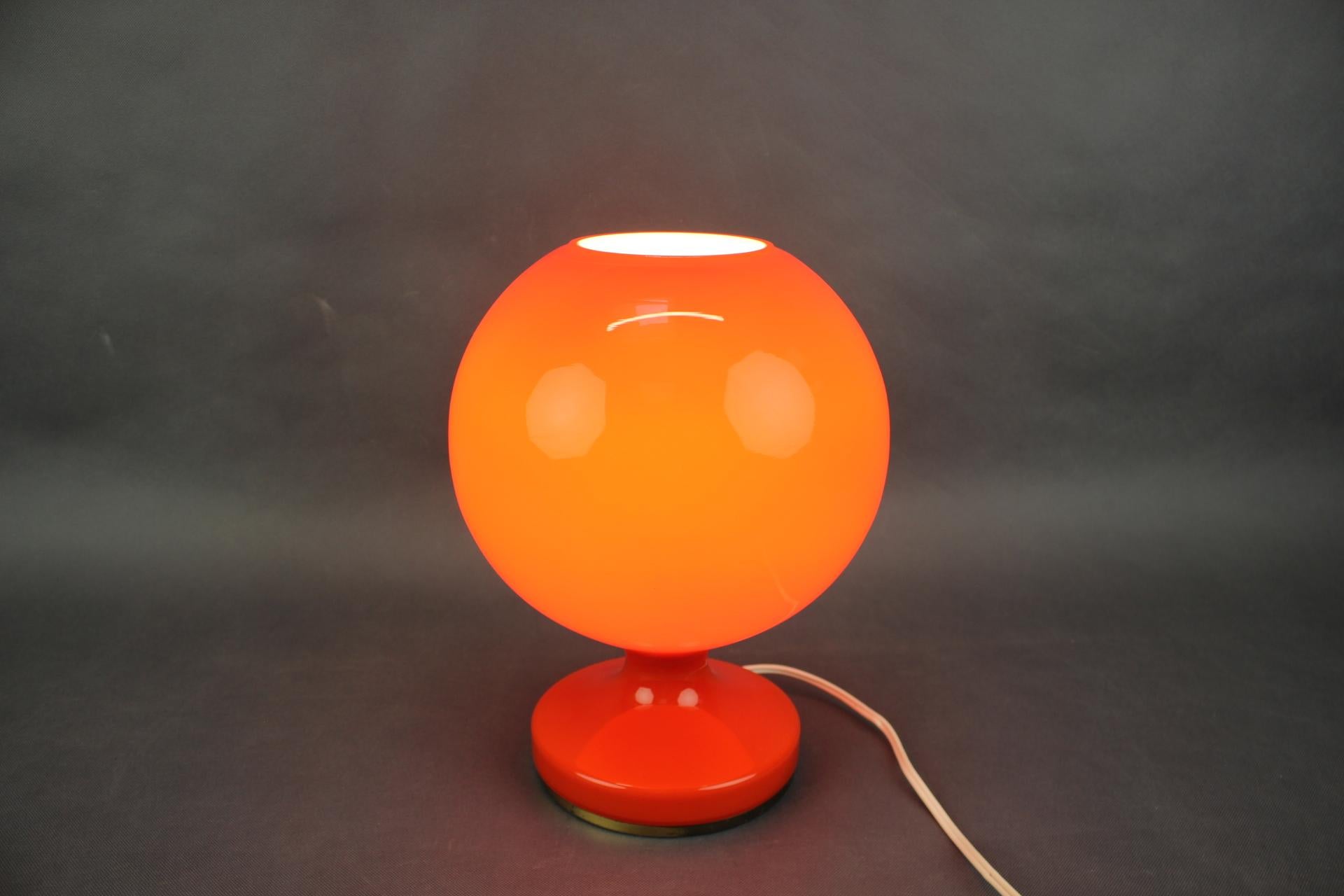 Lampe de table champignon en verre opalin orange tchèque des années 1970