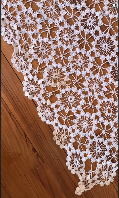Nappe crochetée main en pur coton 108 cm x 100 cm