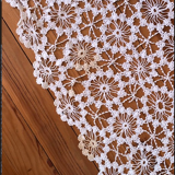 Nappe crochetée main en pur coton 108 cm x 100 cm