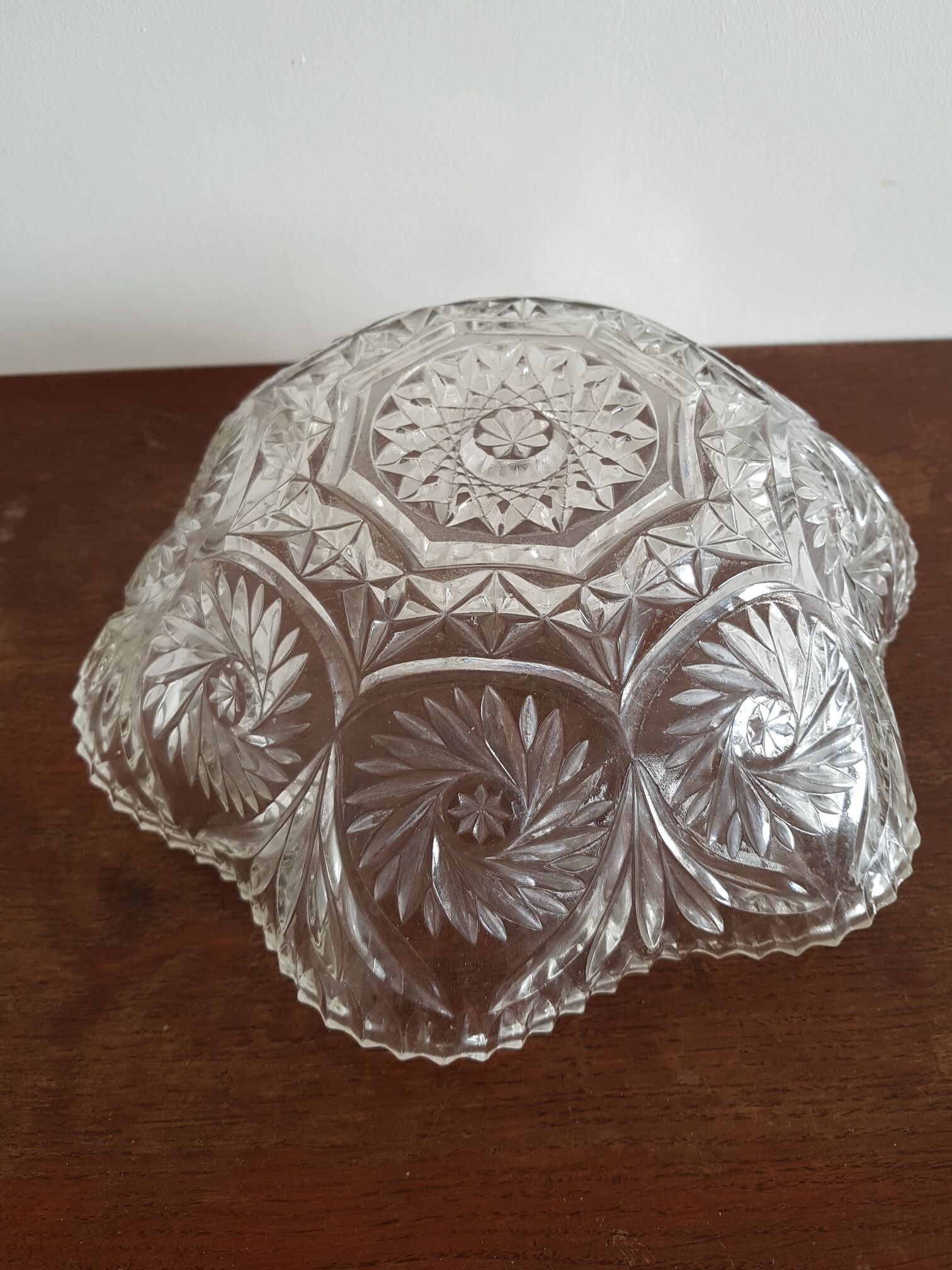 Flat bowl in chiseled glass