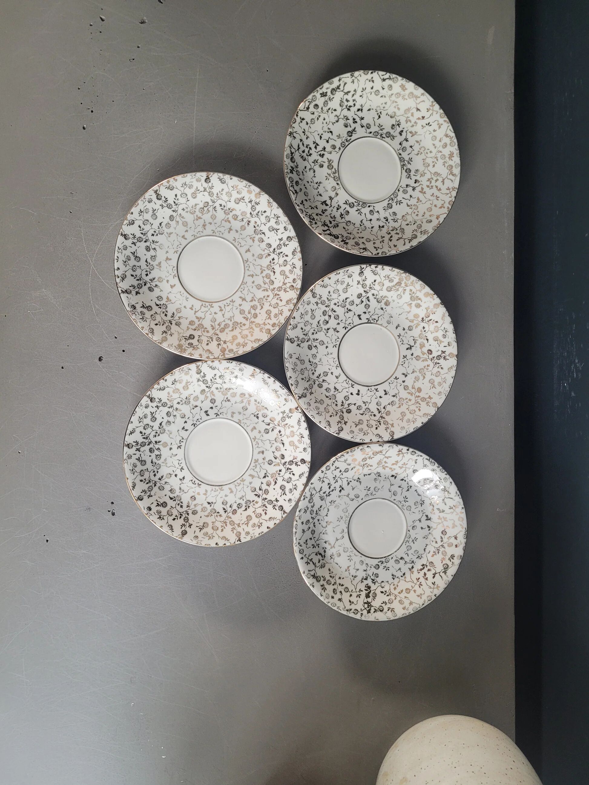 5 saucers Mayer Wiesau in Bavarian porcelain with a gold pattern.