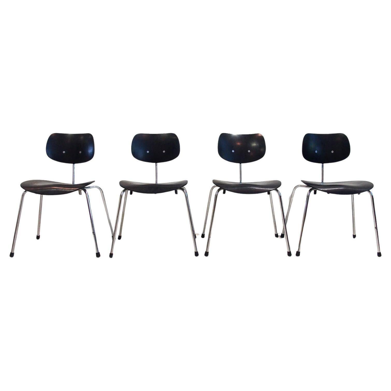 Ensemble de quatre chaises Egon Eiermann modèle SE 68 en contreplaqué laqué noir et acier