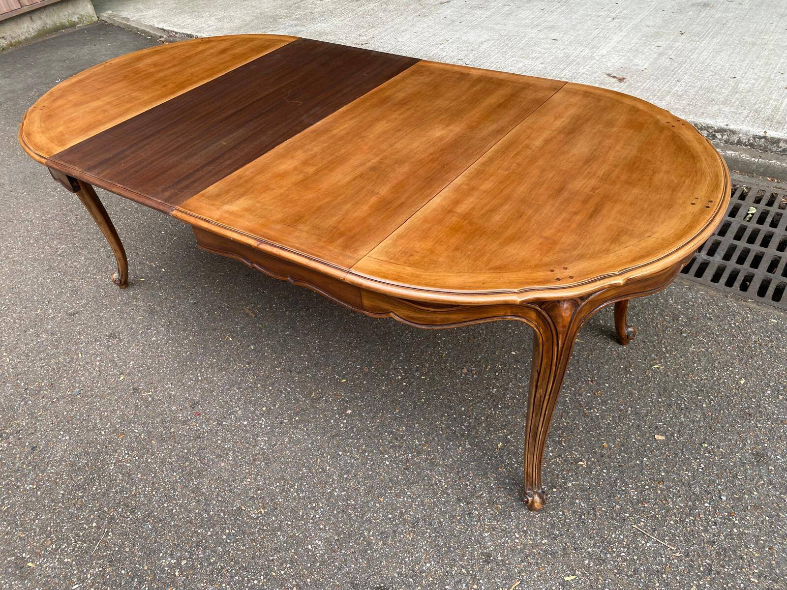 Round extendable dining table Louis XV in solid wood from the 1960s.