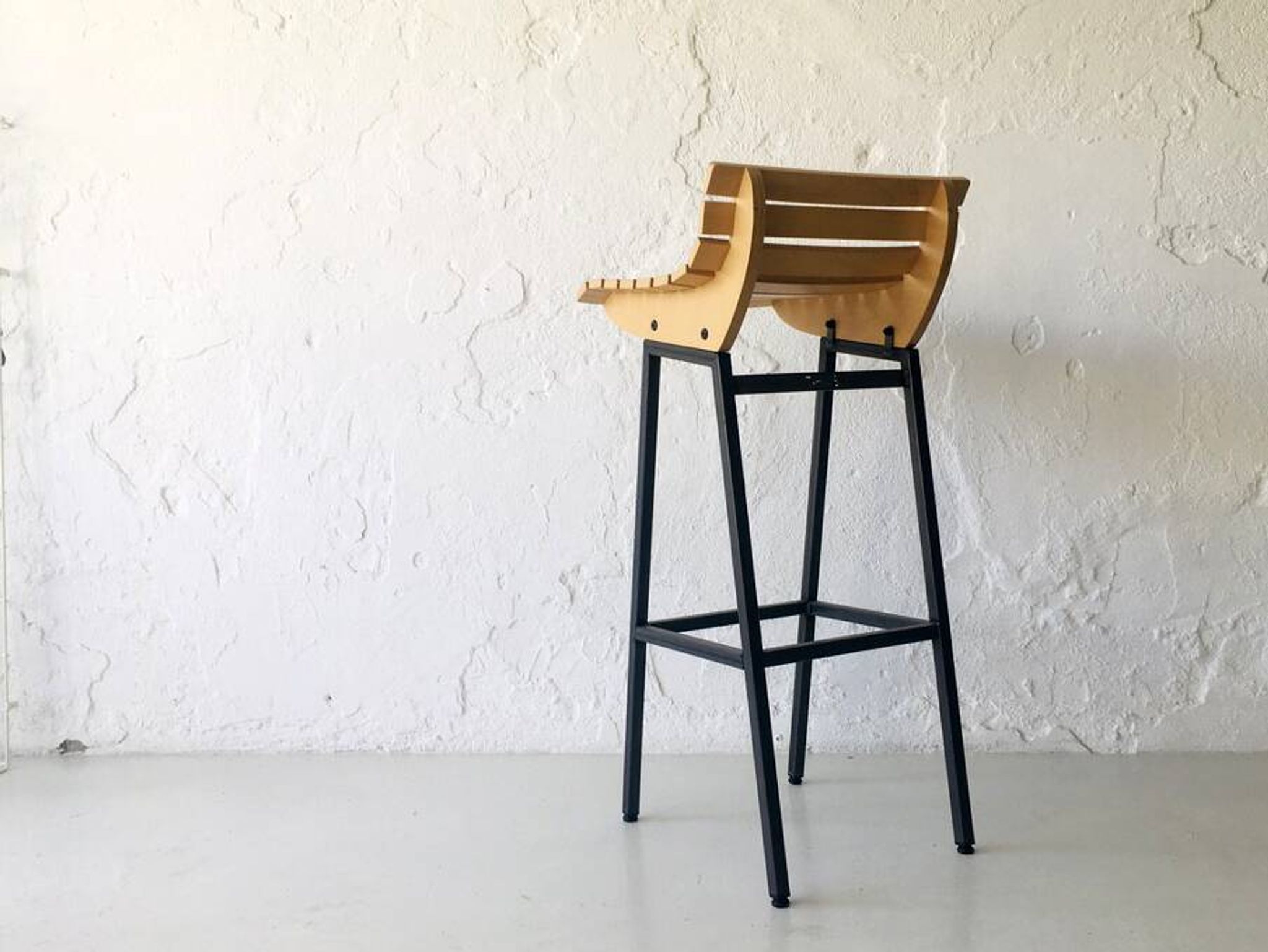 Tabouret en bois et en fer