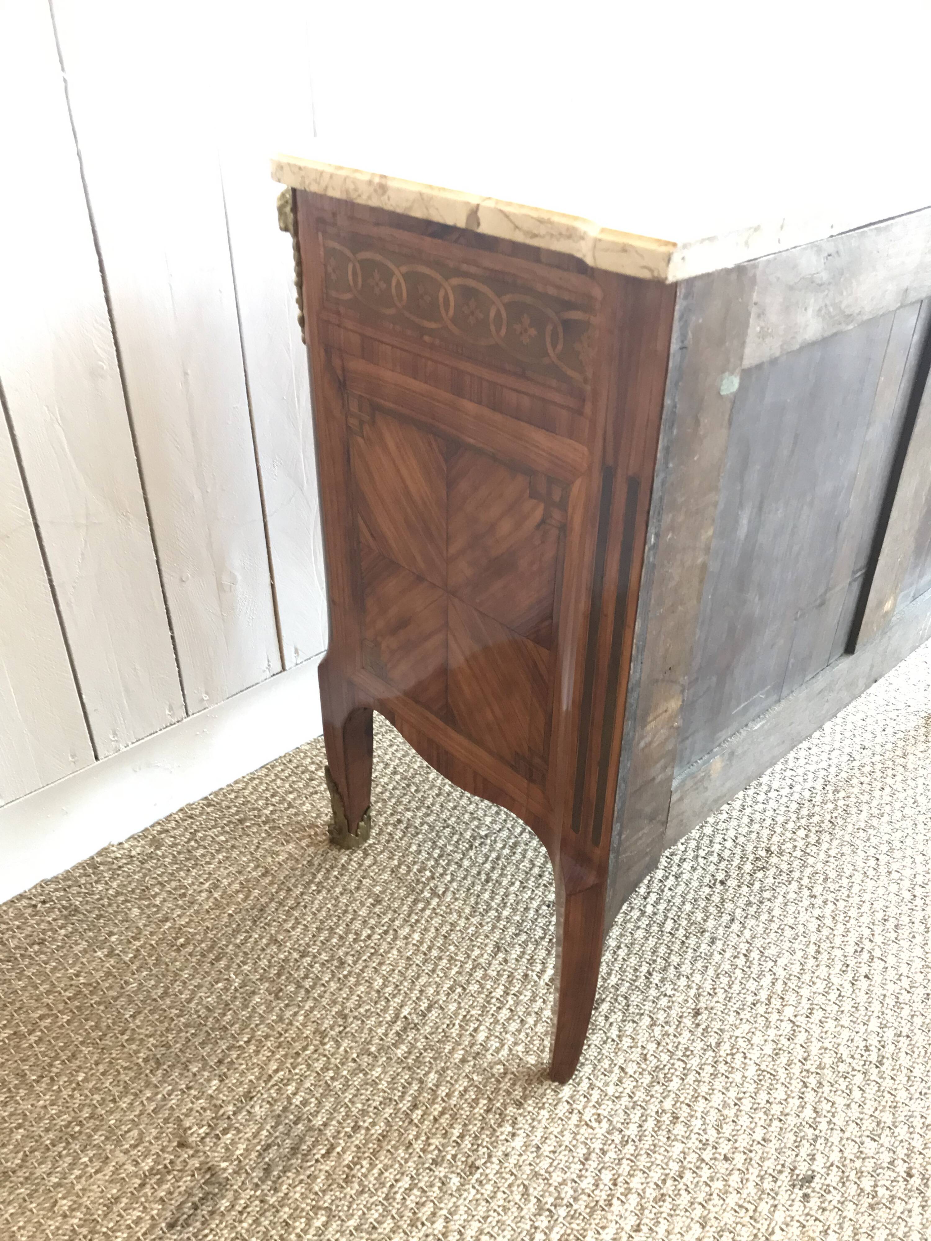 Commode transition in marquetry. 18th century.