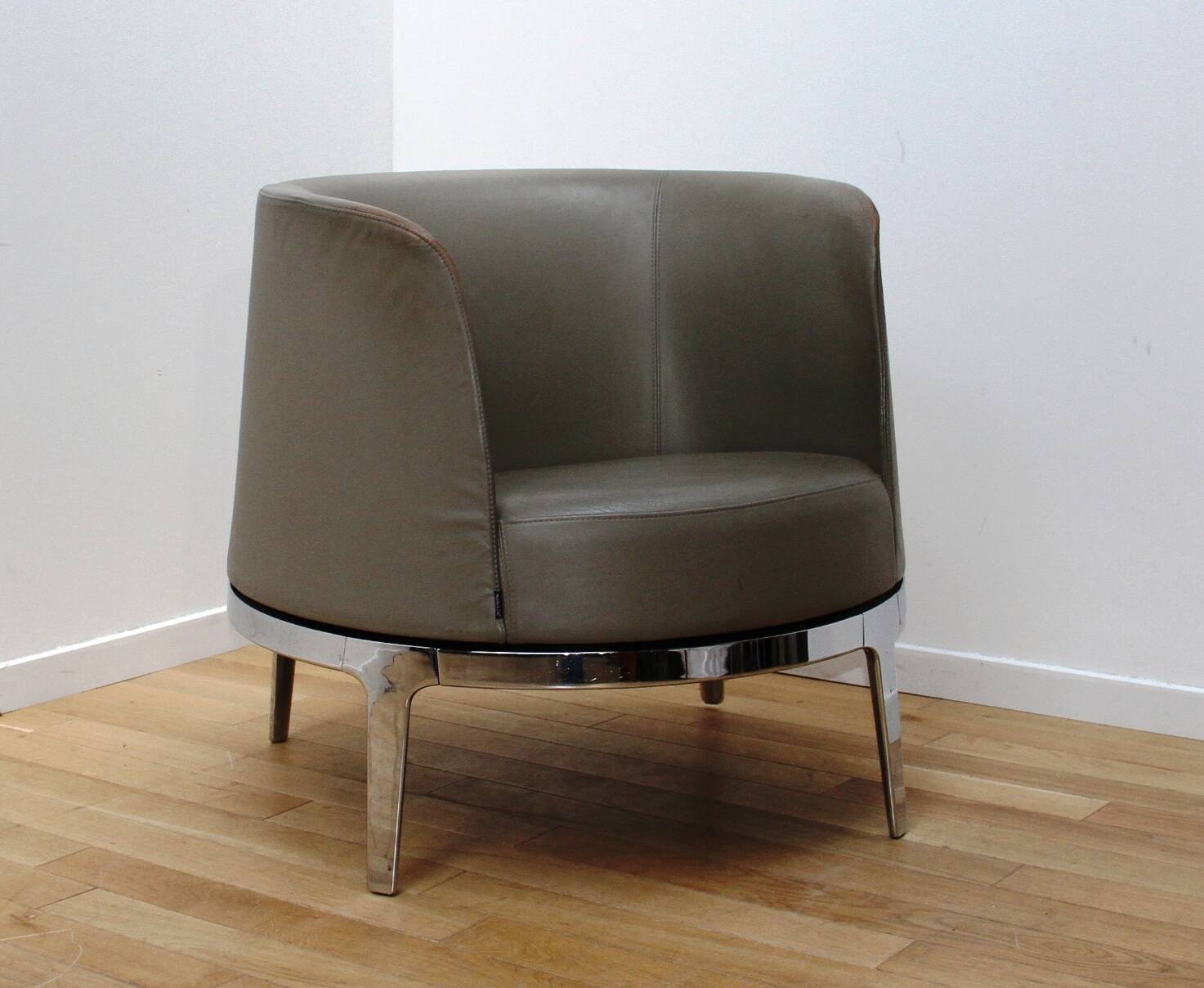 Omni Armchair, Materia