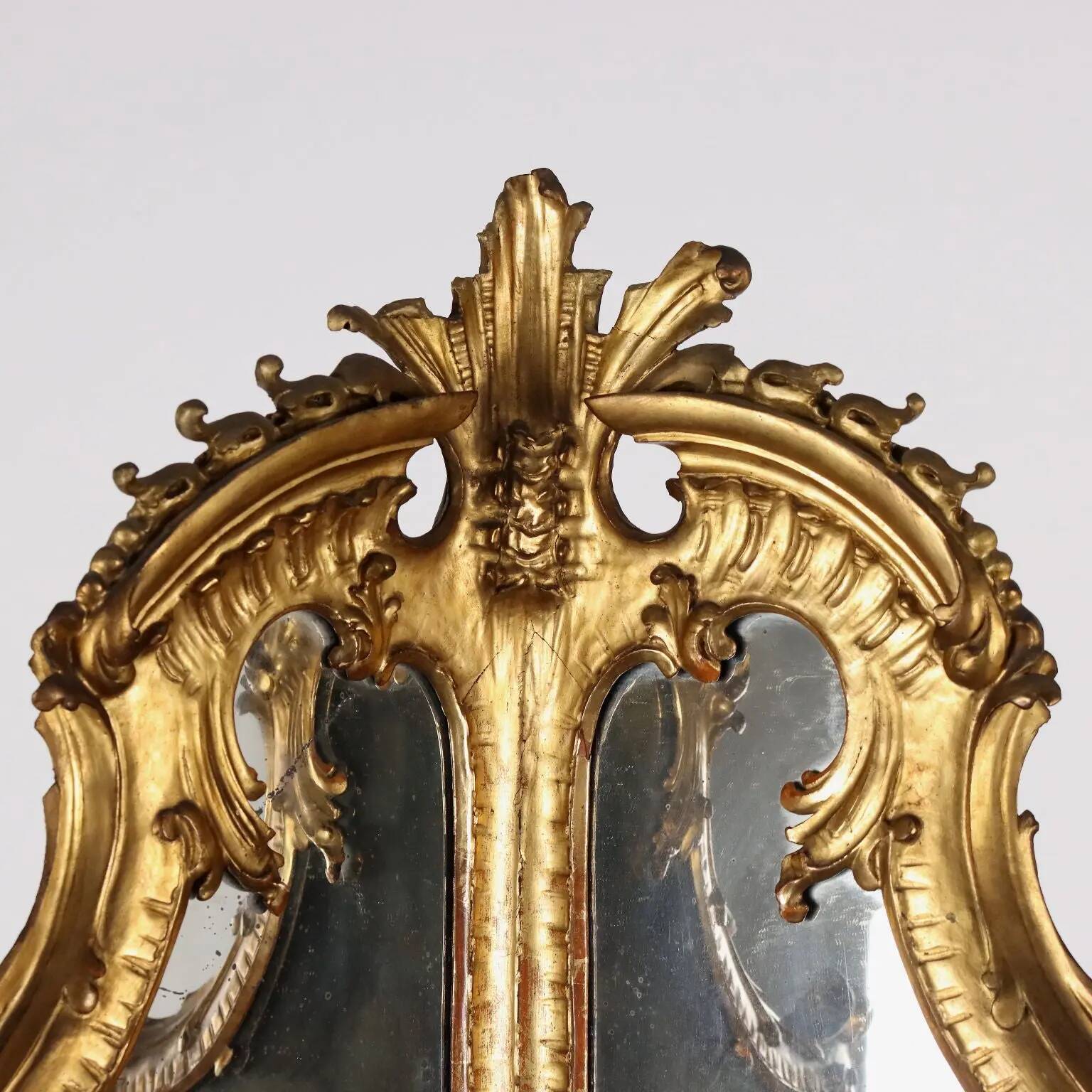 Meuble d’angle ancien style baroque en acajou XX Century