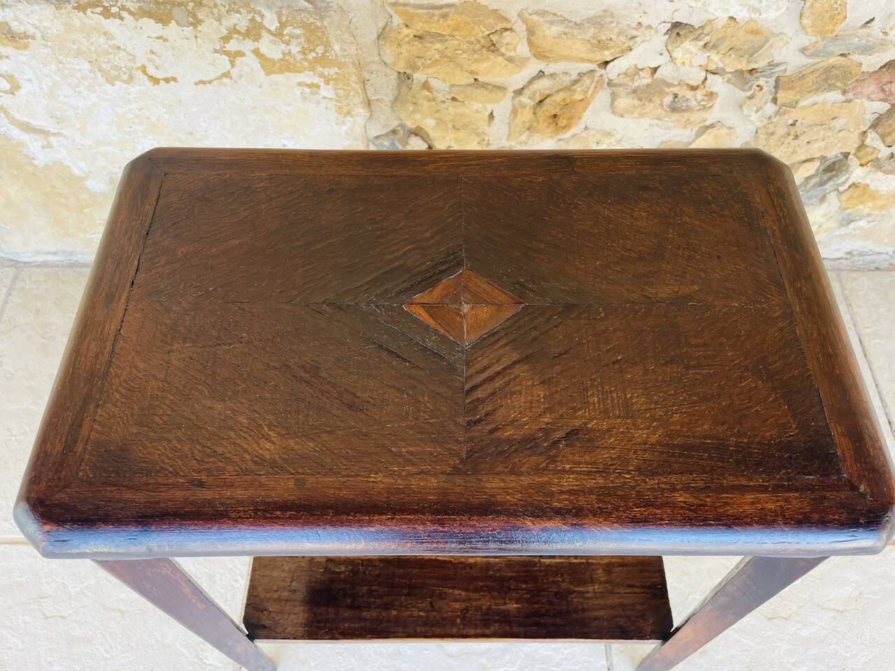 Table d'appoint Art déco en noyer avec étagère, années 1930