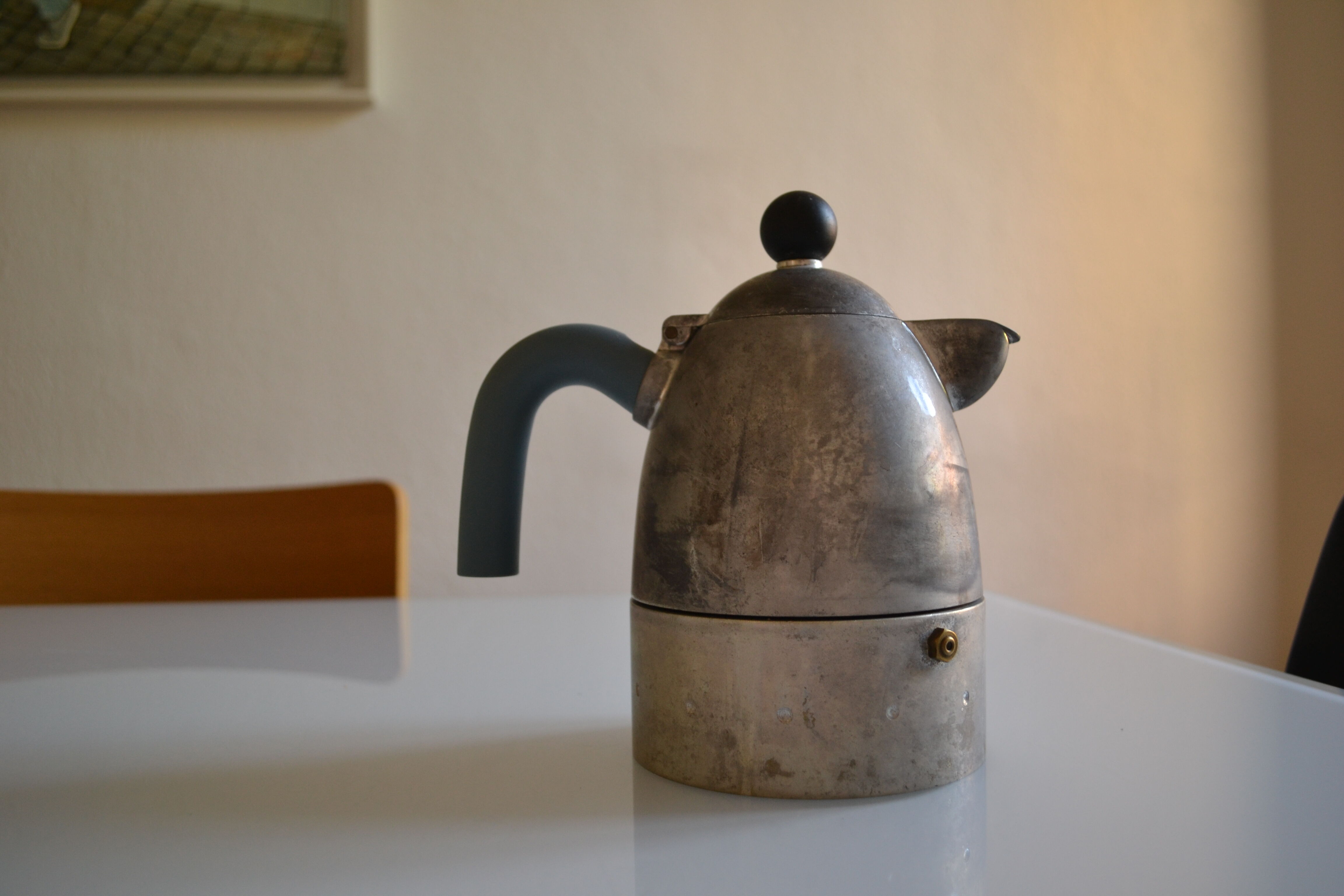 Cafetière alessi postmoderniste " pellicano " par Michael Graves