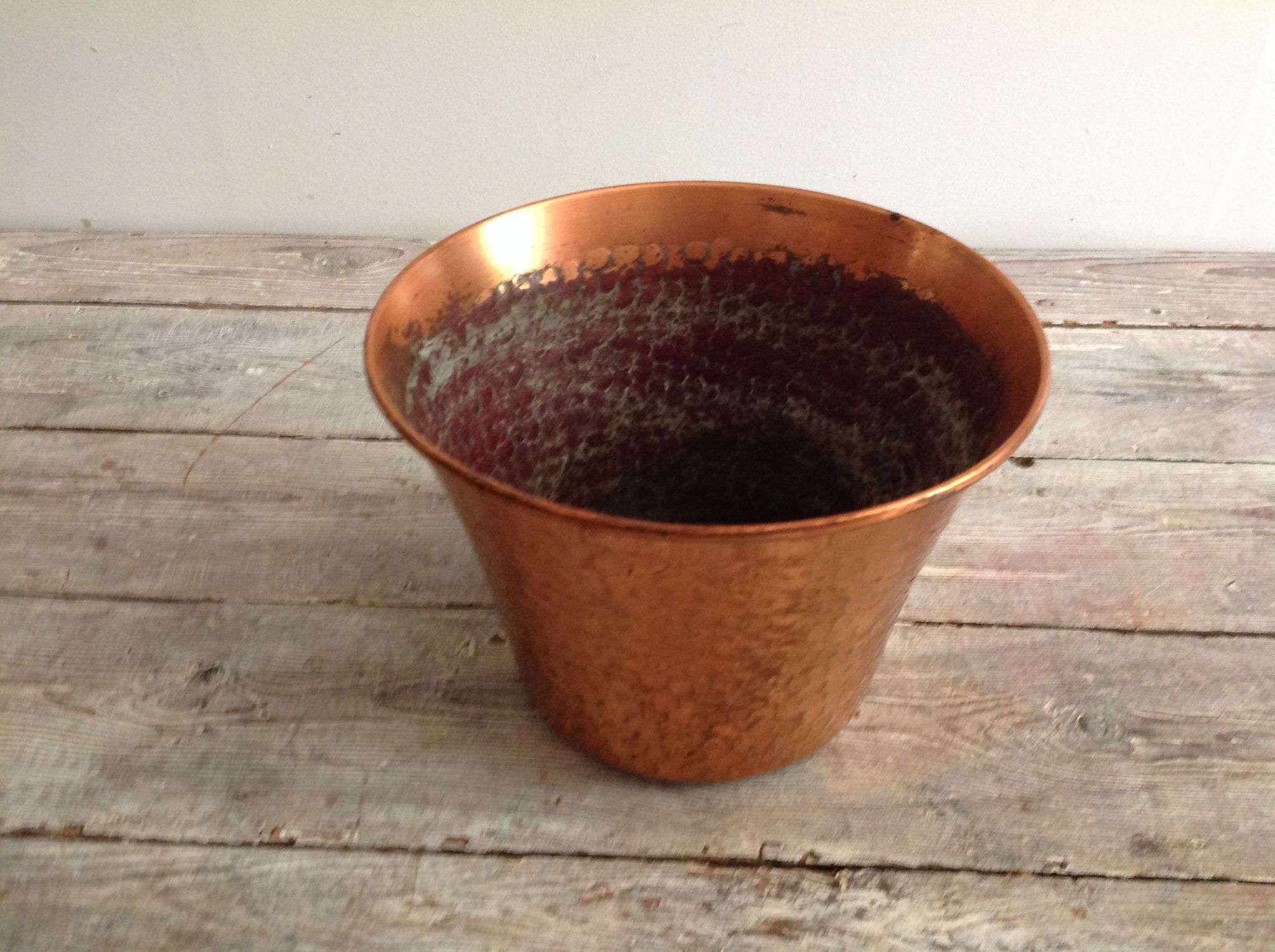 Cache hammered copper pot