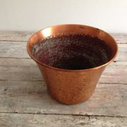 Cache hammered copper pot