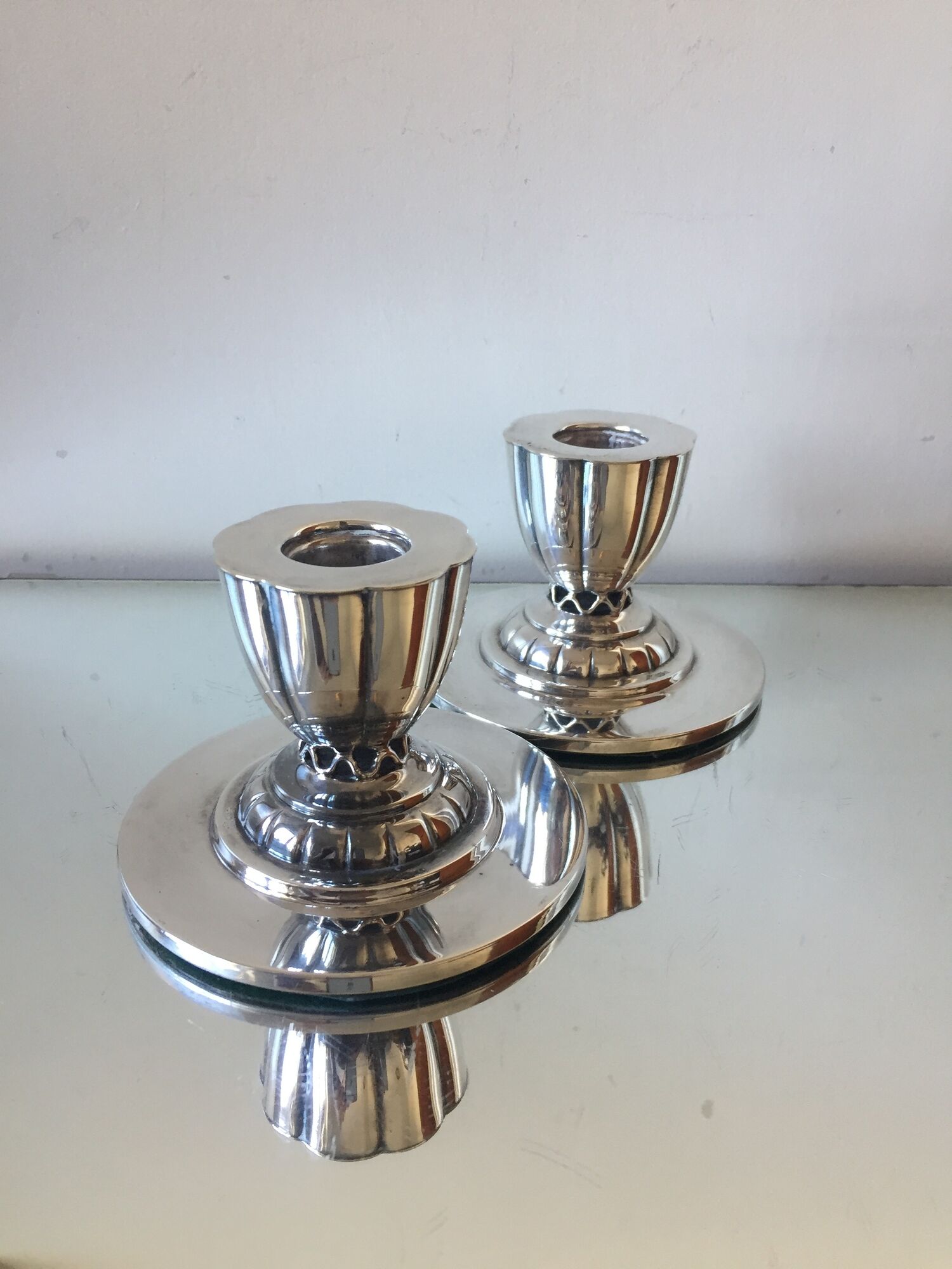 Paire de porte-bougies plaqués en argent art déco