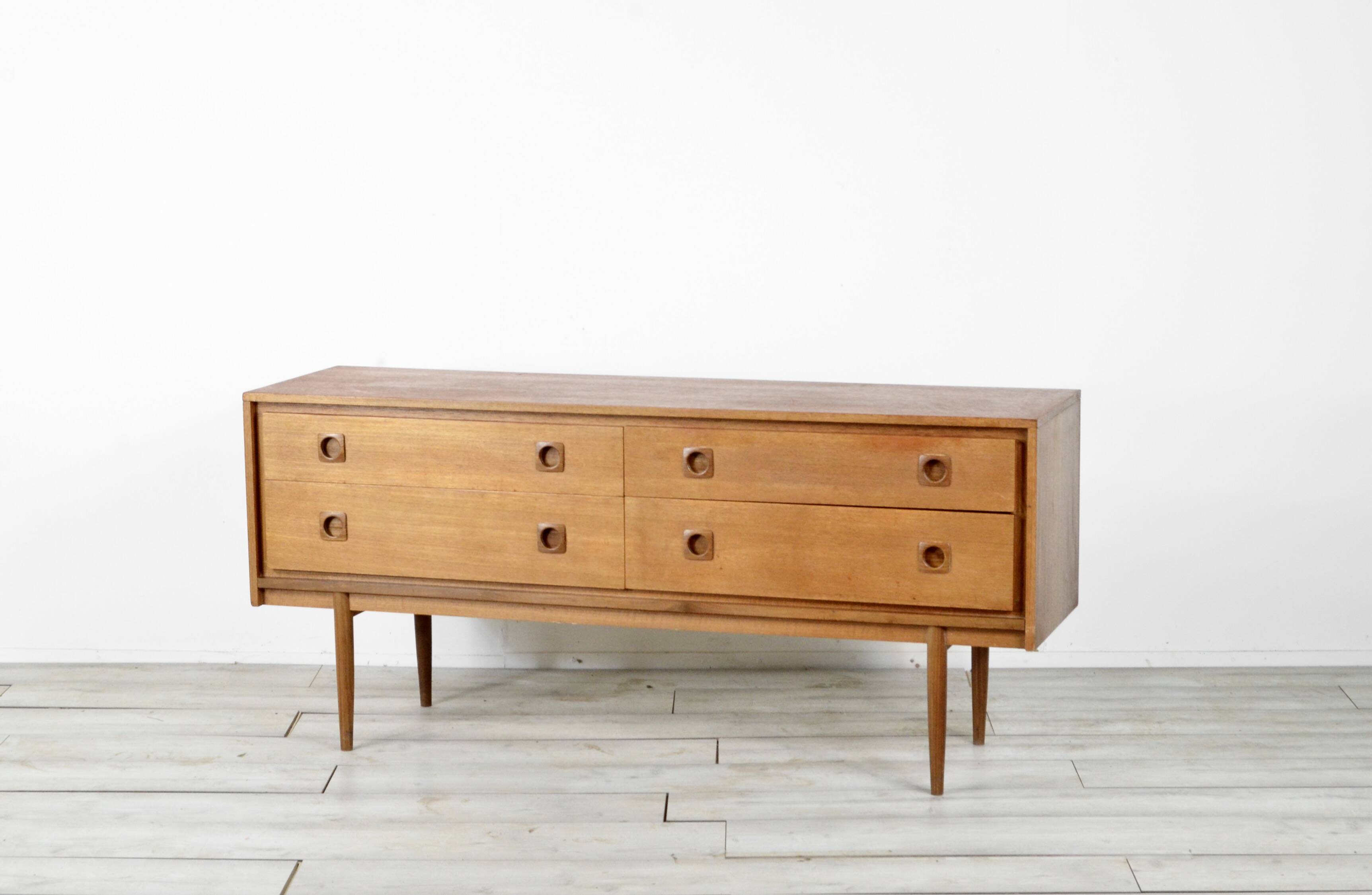 Buffet/commode vintage en teck du milieu du siècle par Wrighton. Style moderne/danois.