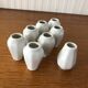 8 vases miniatures en faïence blanche