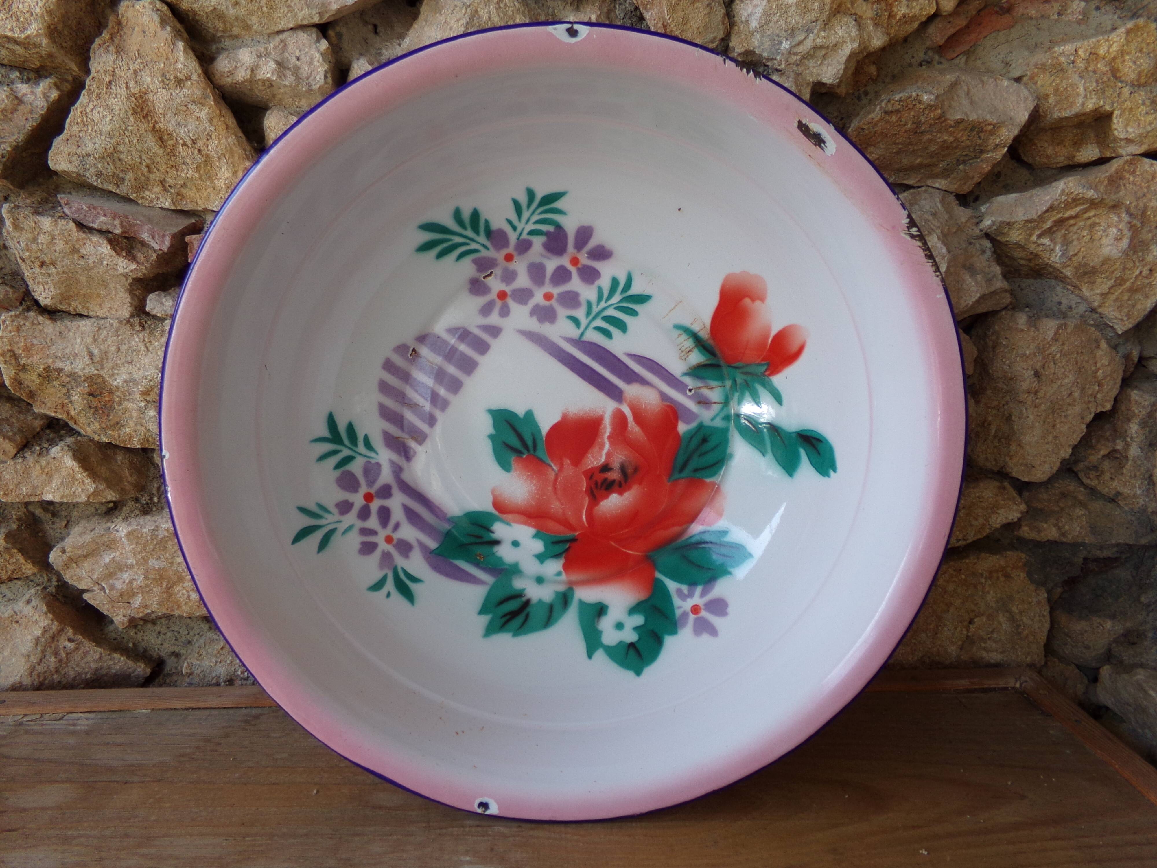 Enamelled sheet metal basin floral decoration