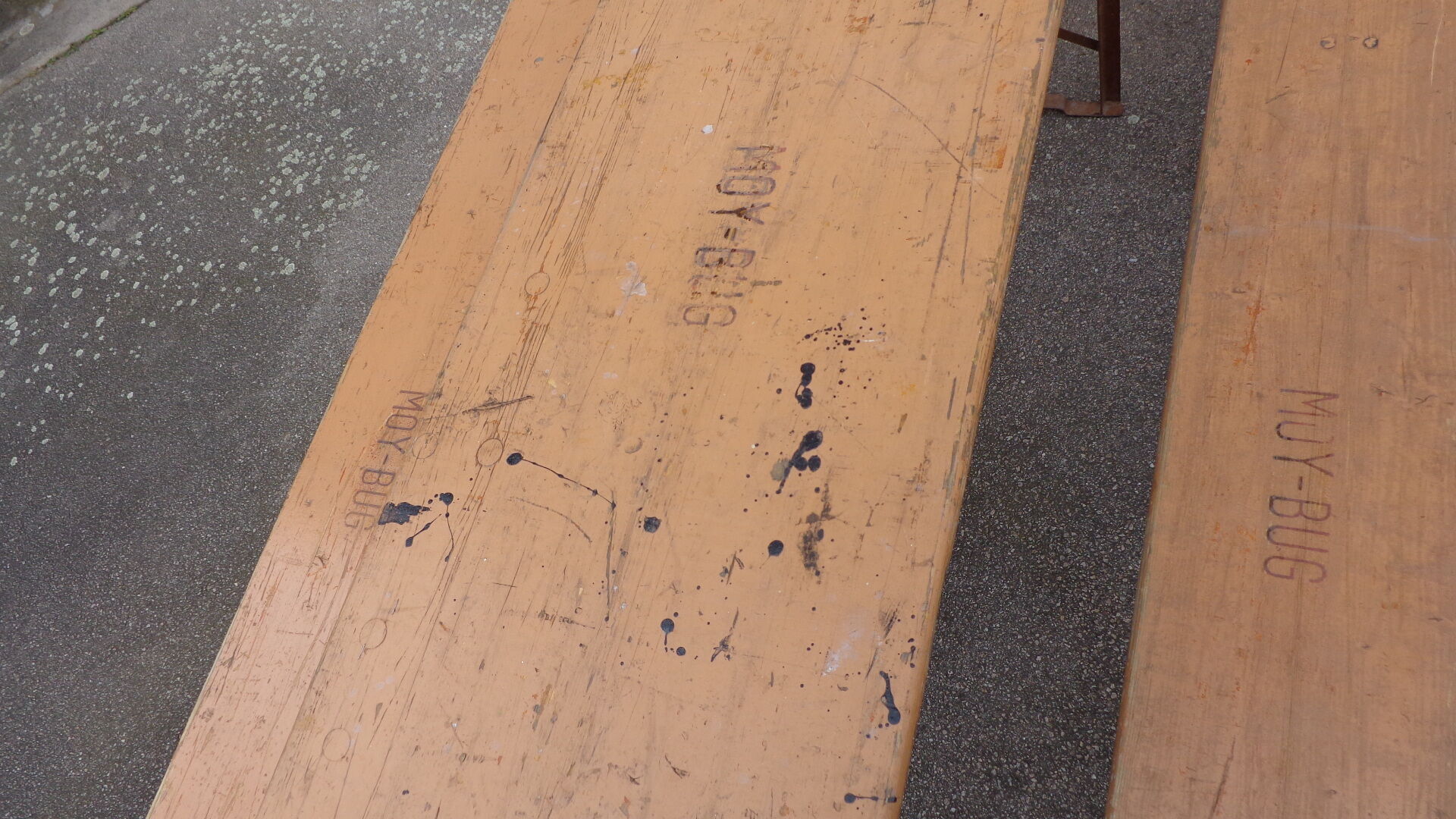 Table et 2 bancs pliants