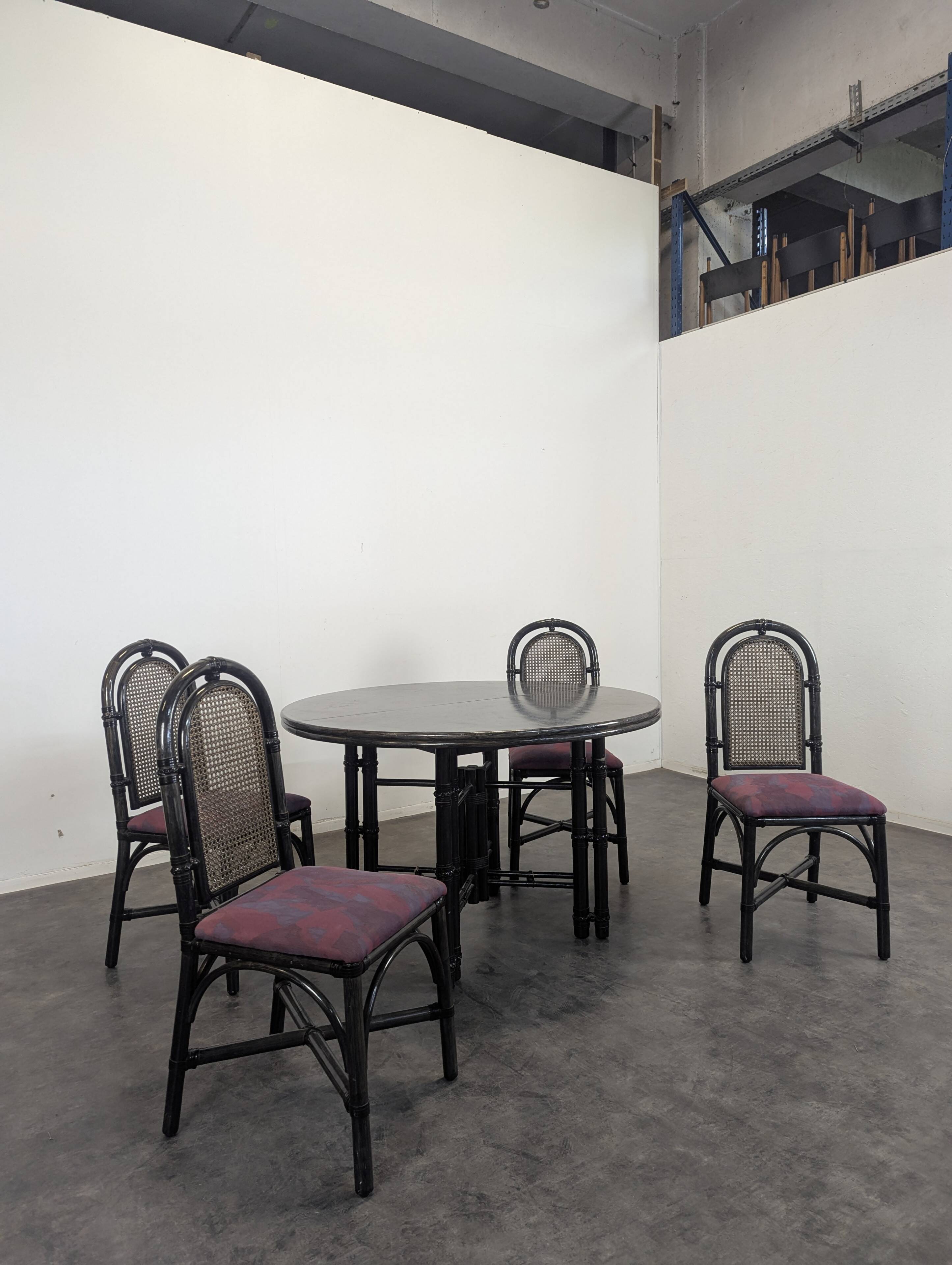 Tables et chaises bambou à cannages