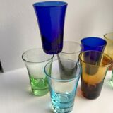 Ensemble de 11 verres à liqueur en verre coloré années 70