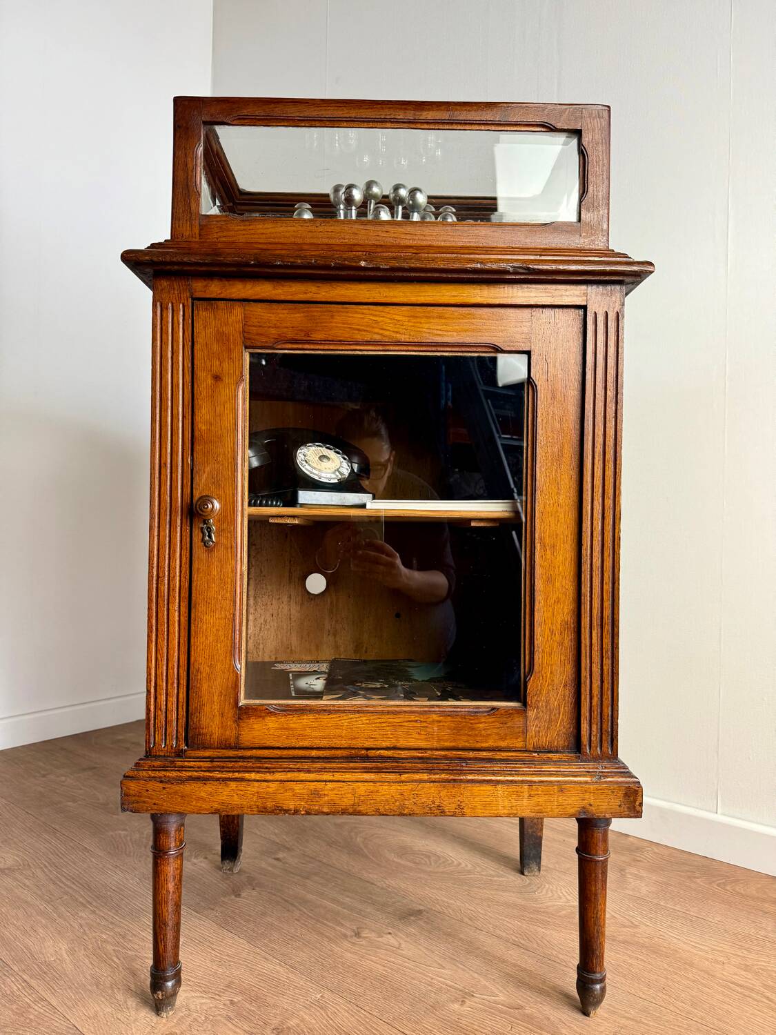 Elegant and vintage display cabinet