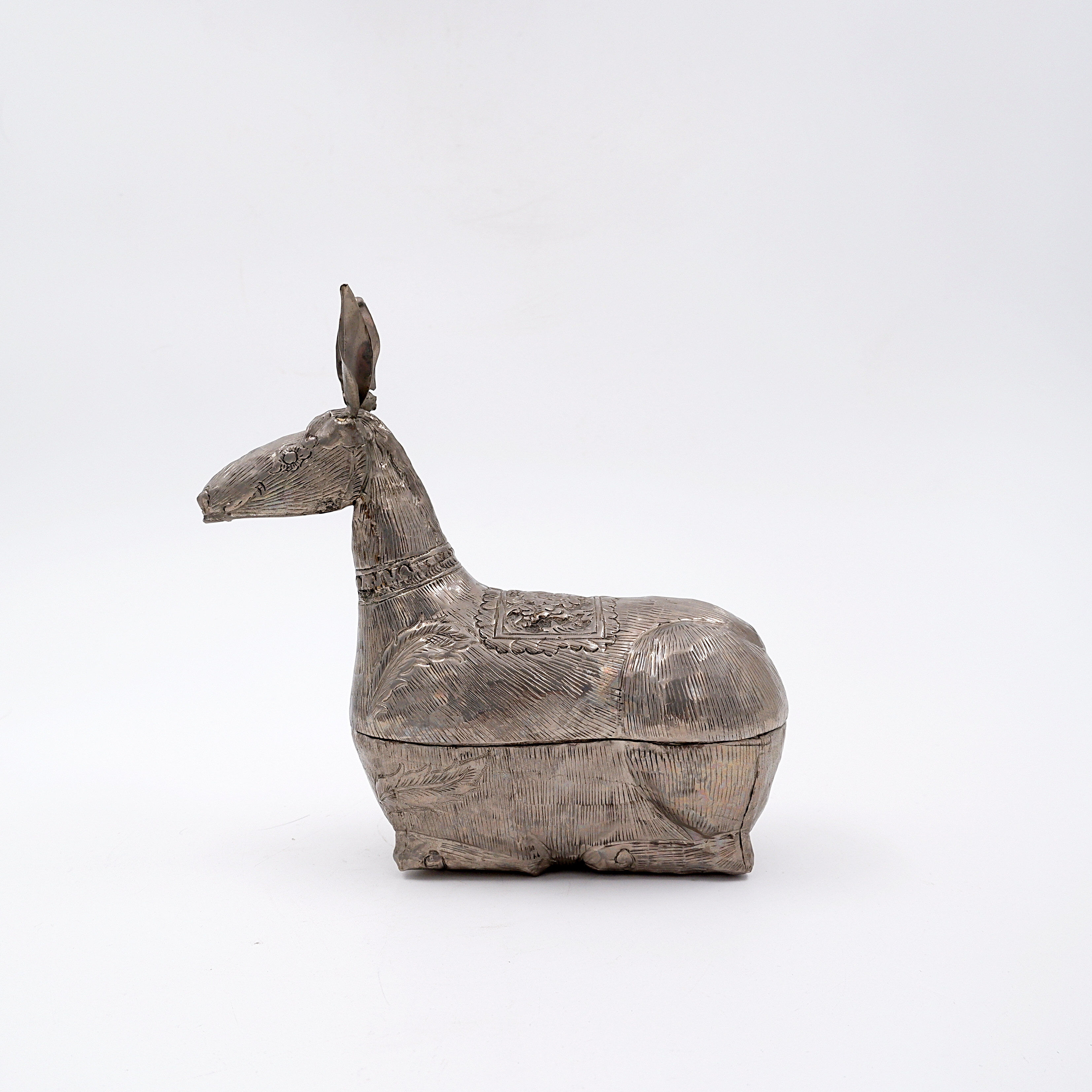 Boîte à bétel ancienne en métal argenté - Cambodge, première moitié du 20ème siècle