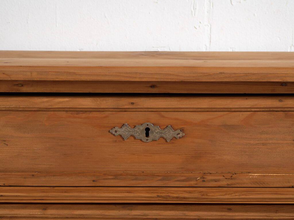 Commode ancienne en pin massif – Meuble rustique européen – circa 1900