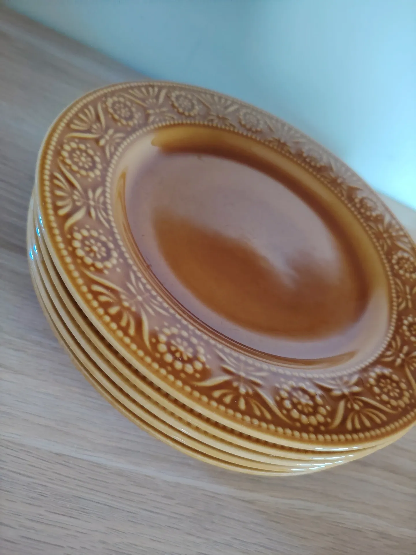 Assiettes majolaine ocre marron caramel 