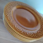 Assiettes majolaine ocre marron caramel 