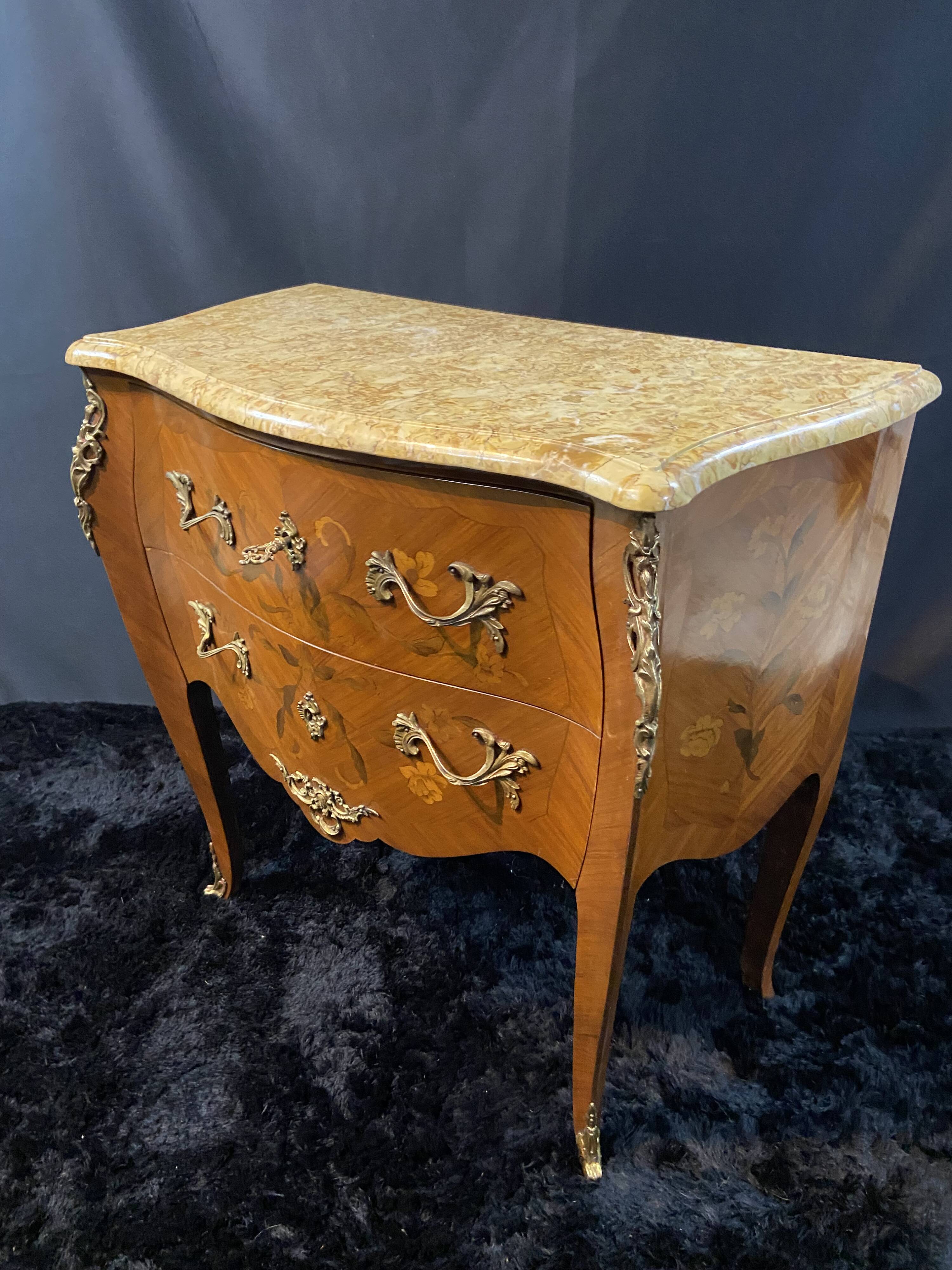 Petite commode toutes faces galbées à décor marqueté et bronze style Louis