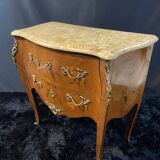 Petite commode toutes faces galbées à décor marqueté et bronze style Louis