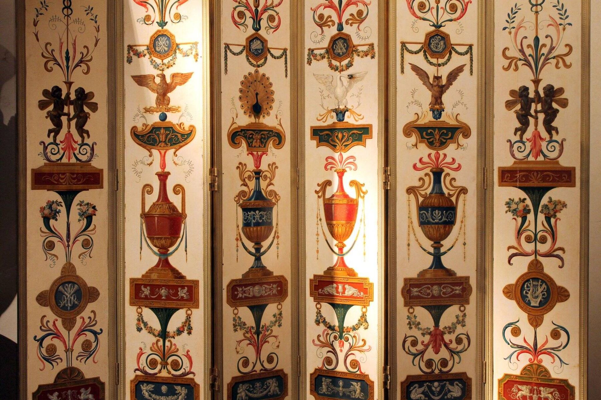Paravent en bois peint à six panneaux italien du XIXe siècle dans un cadre en bronze doré.