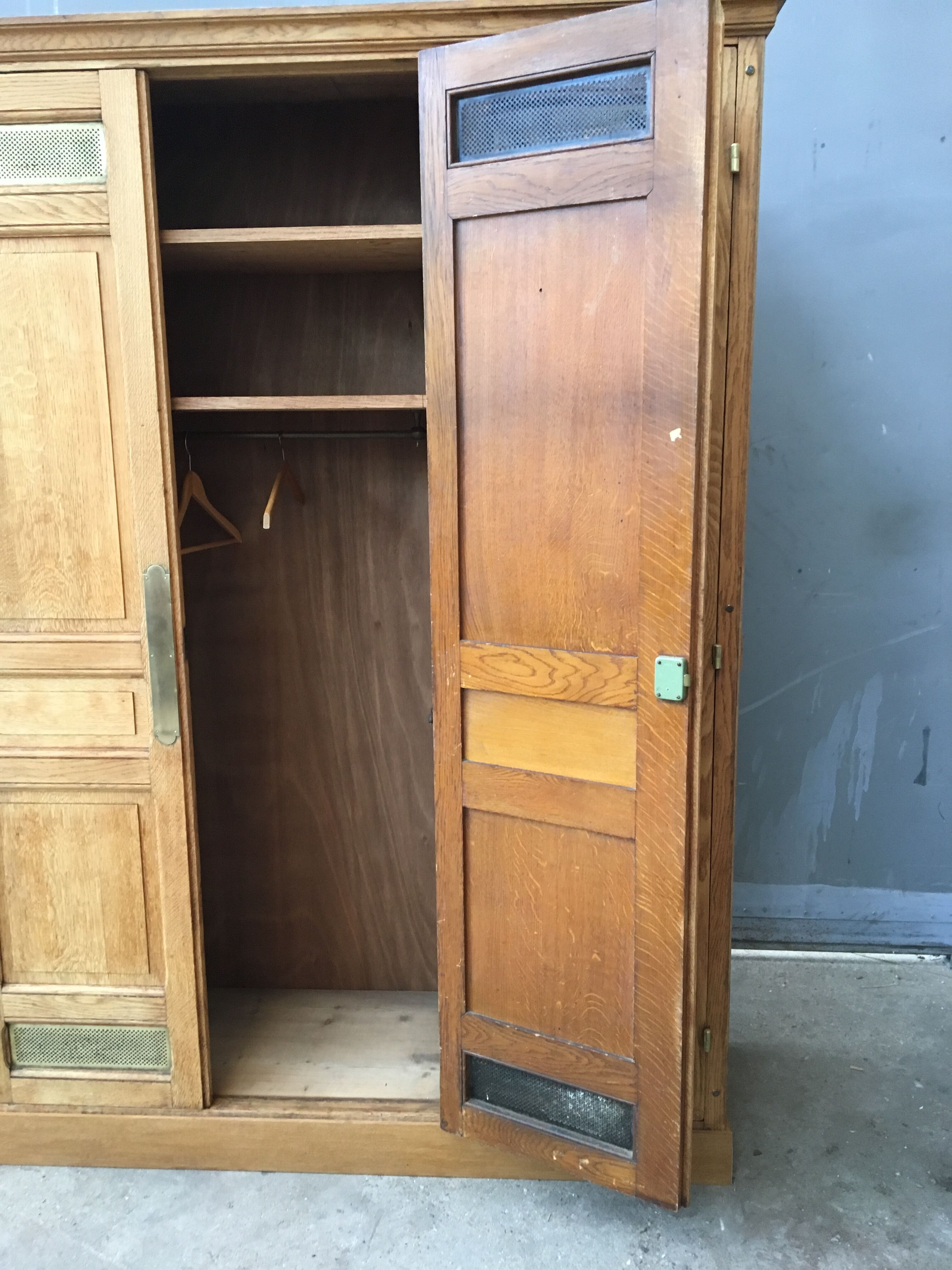 bank of France's cloakroom in oak year 40