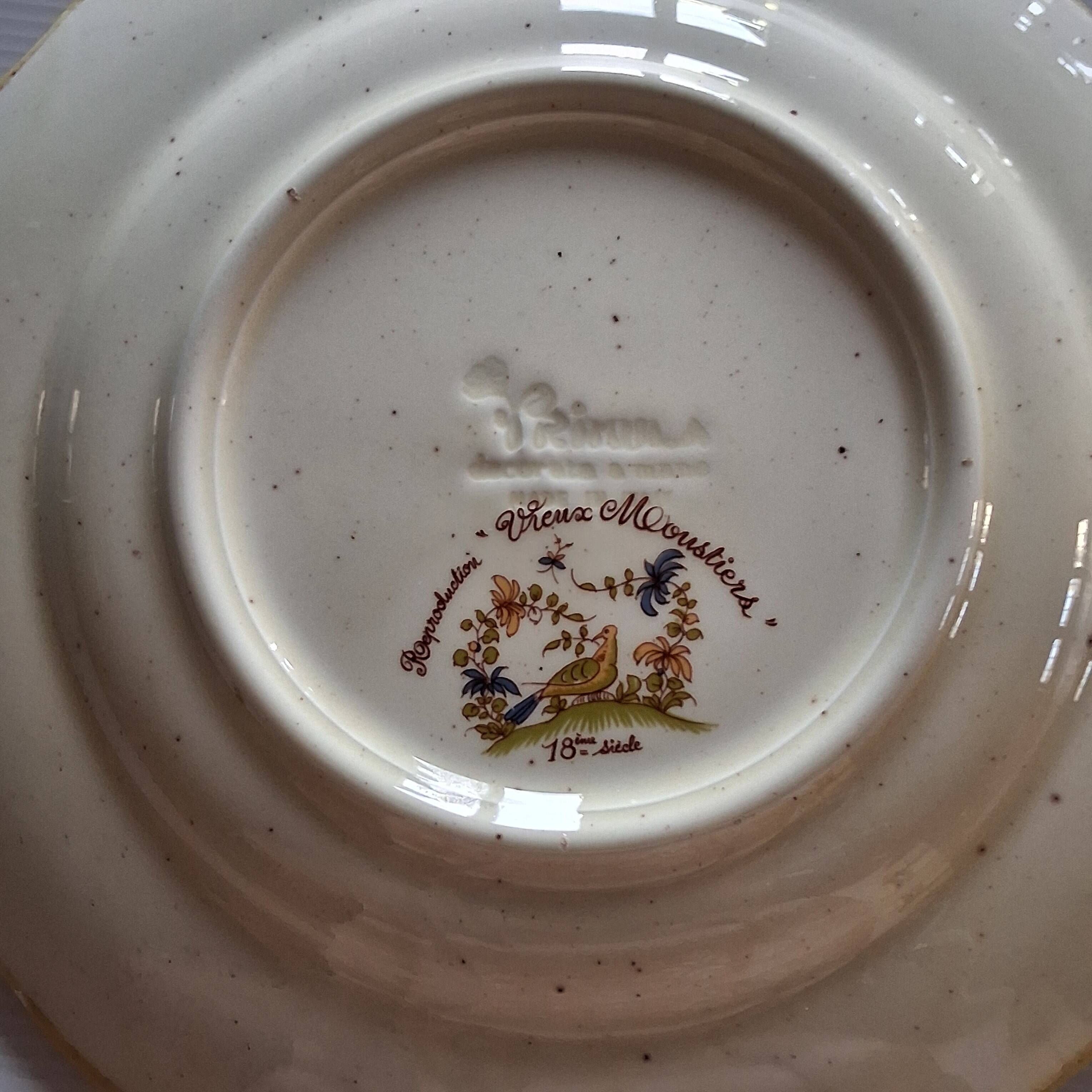 Plate "Reproduction Vieux Moustiers" in very good condition.