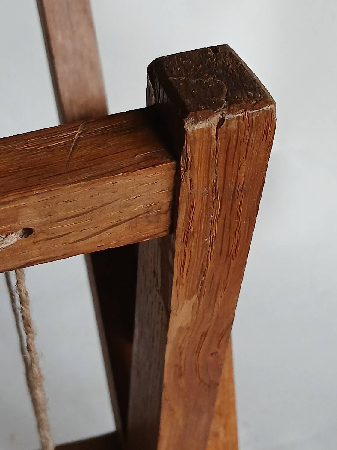 Magazine rack with compass legs in oak and rope, 1950s.