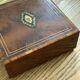 Coffret à bijoux en bois plaqué marqueté à décor de marqueterie laiton