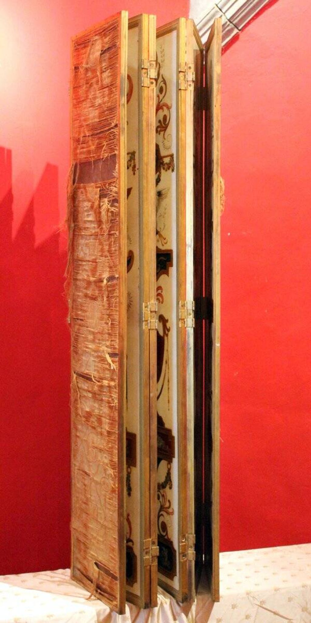 Paravent en bois peint à six panneaux italien du XIXe siècle dans un cadre en bronze doré.