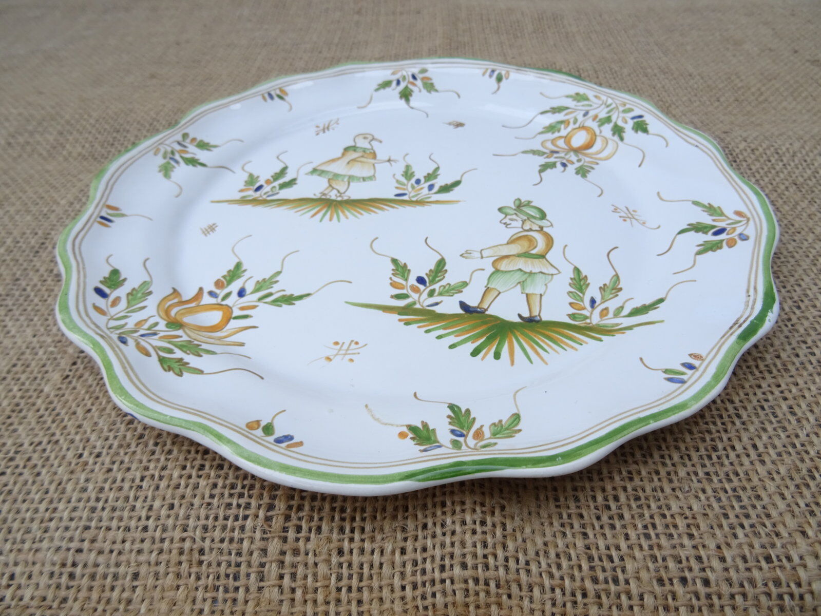 Assiette à décor de grotesque