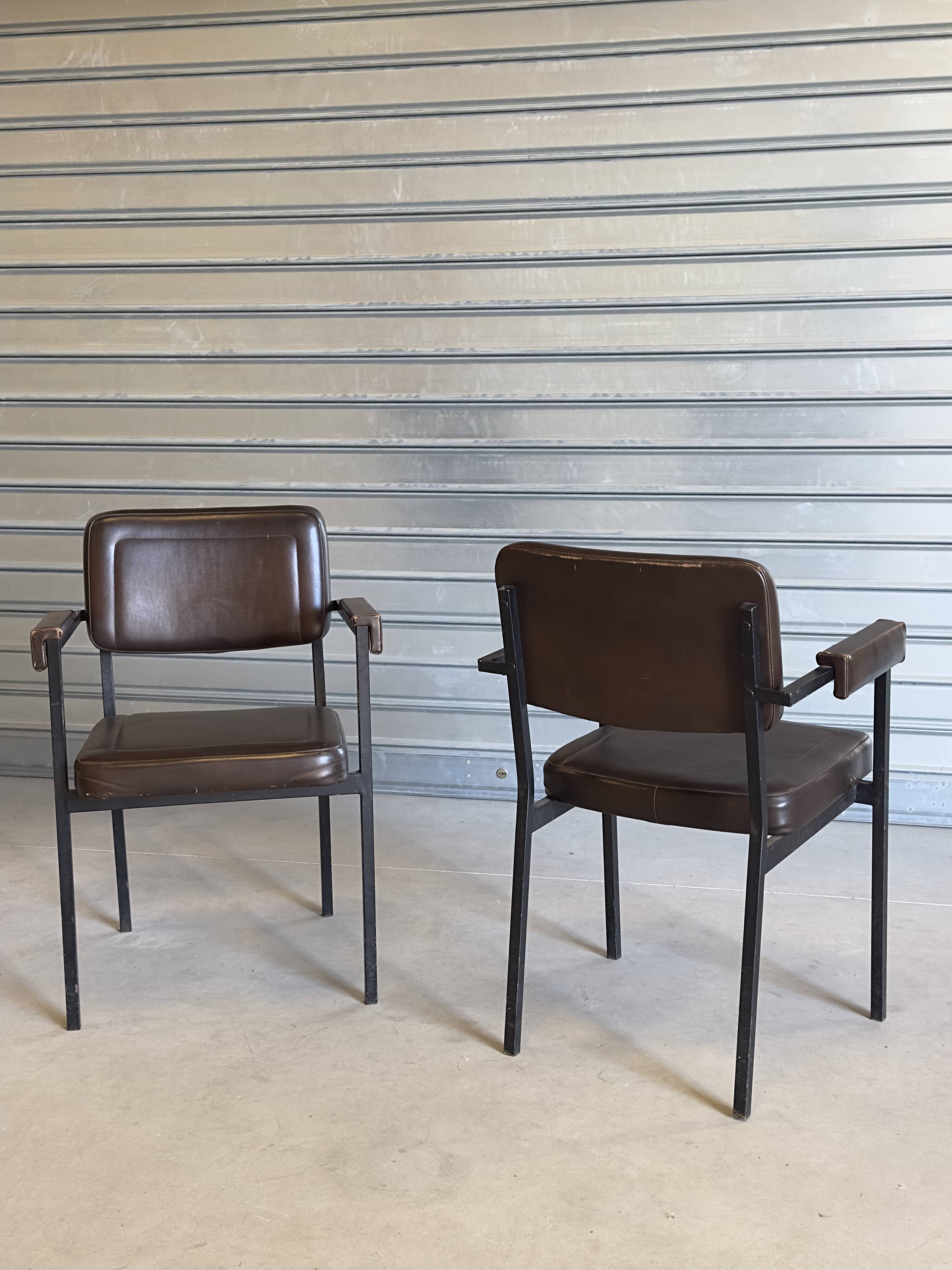 Paire de fauteuils de réunion vintage marron chocolat