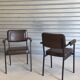 Paire de fauteuils de réunion vintage marron chocolat