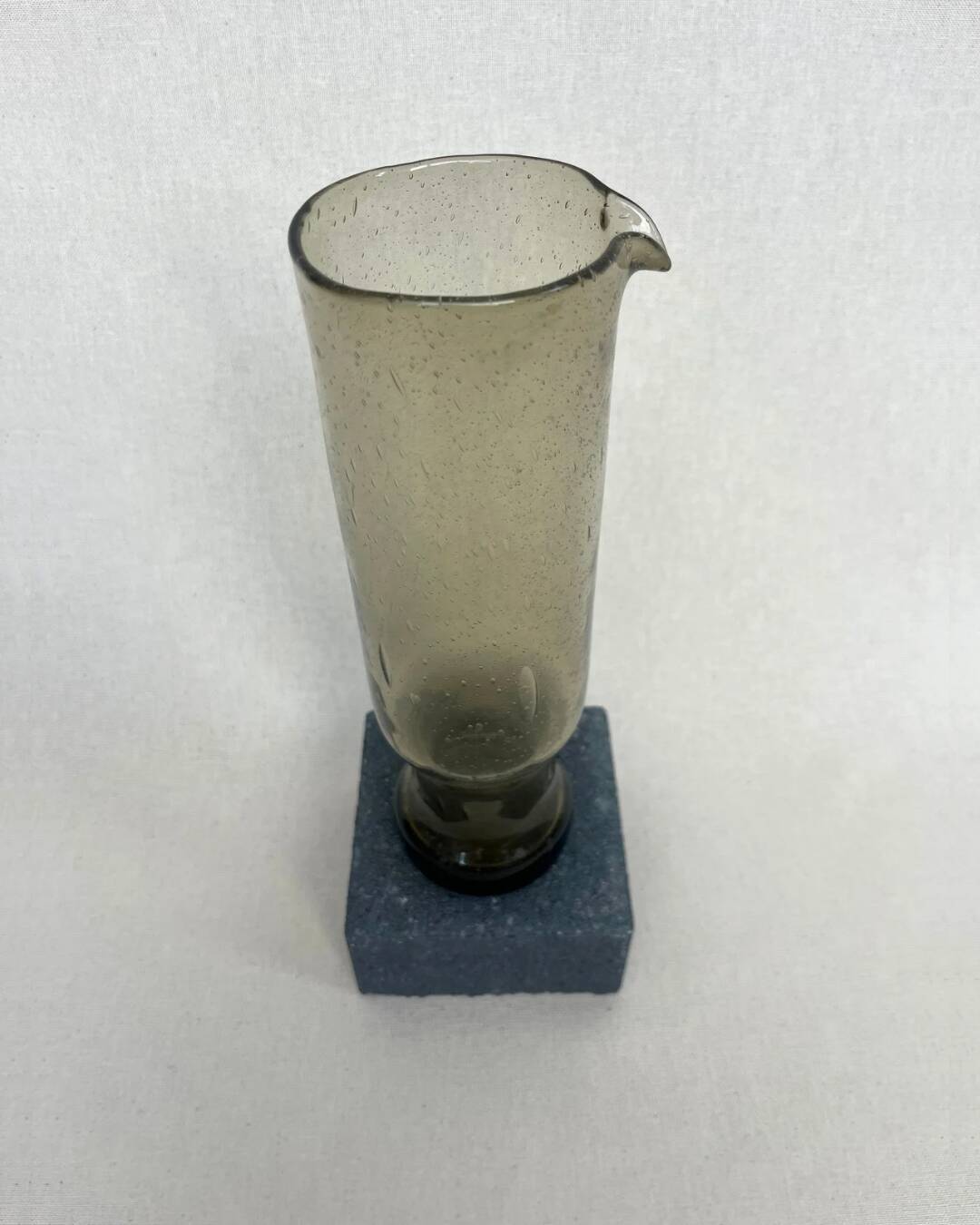 Carafe haute en verre bullé