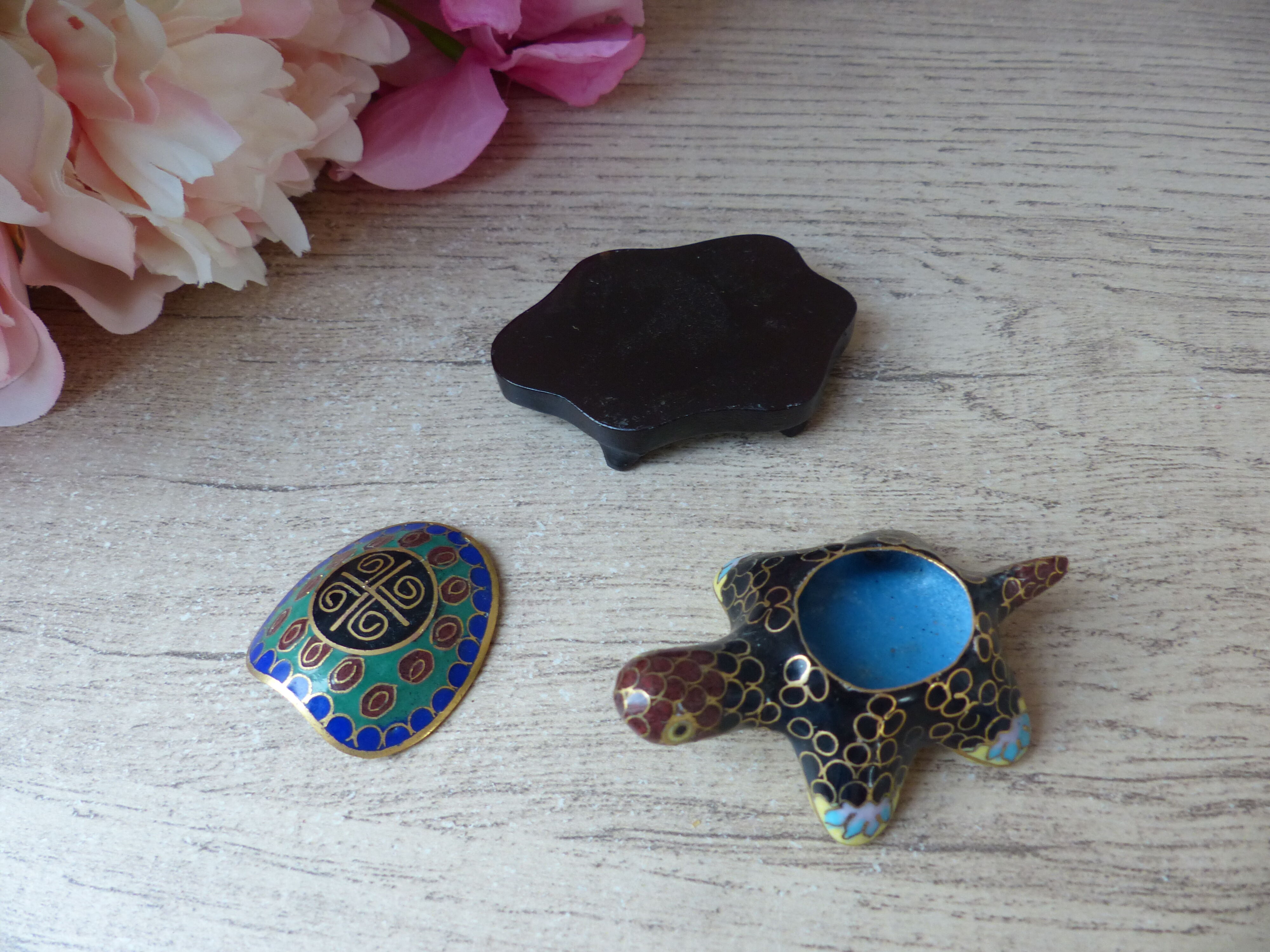 Boite miniature en forme de tortue cloisonné email sur socle en bois