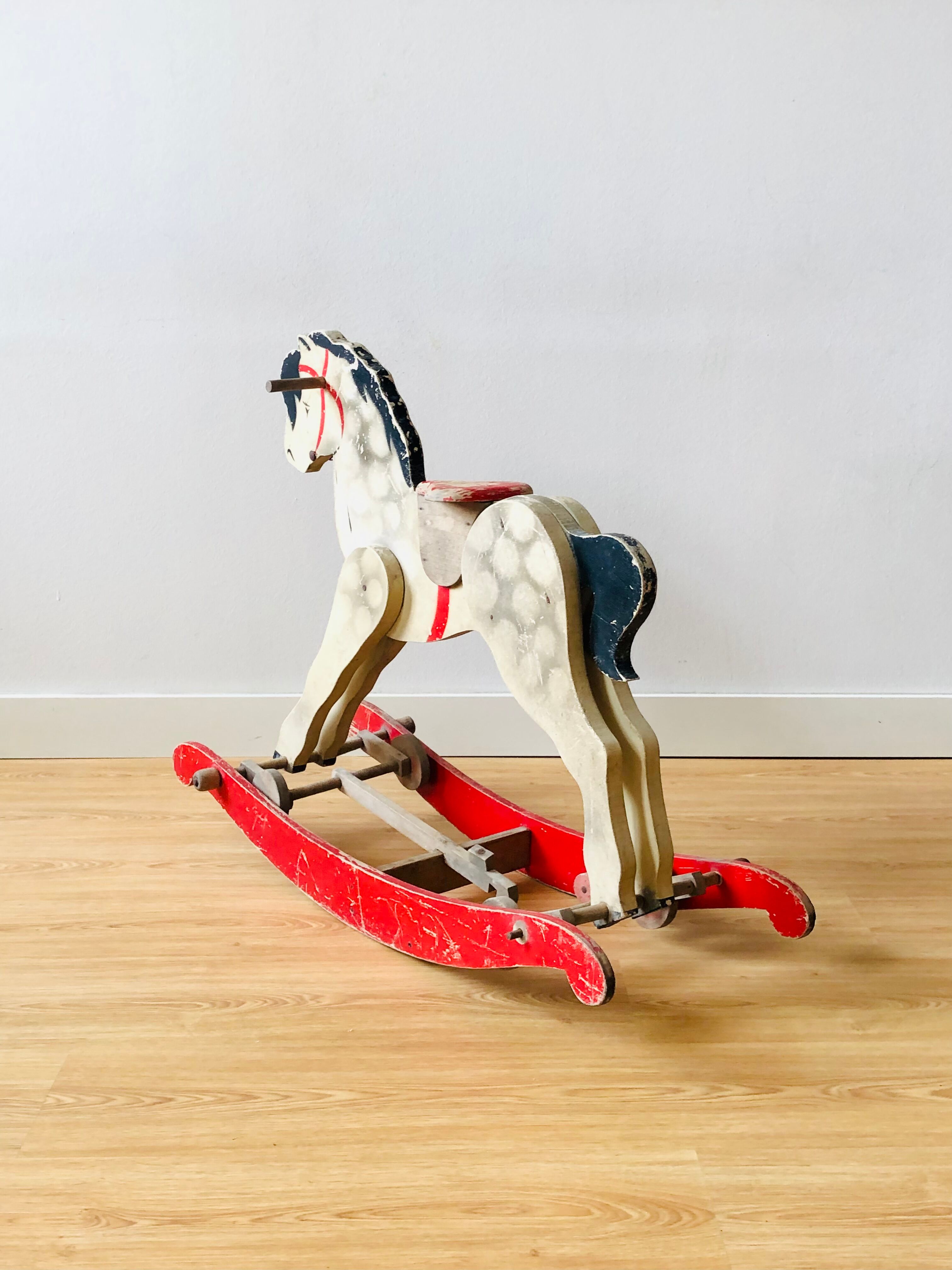 Cheval en bois ancien à bascule et à roulettes