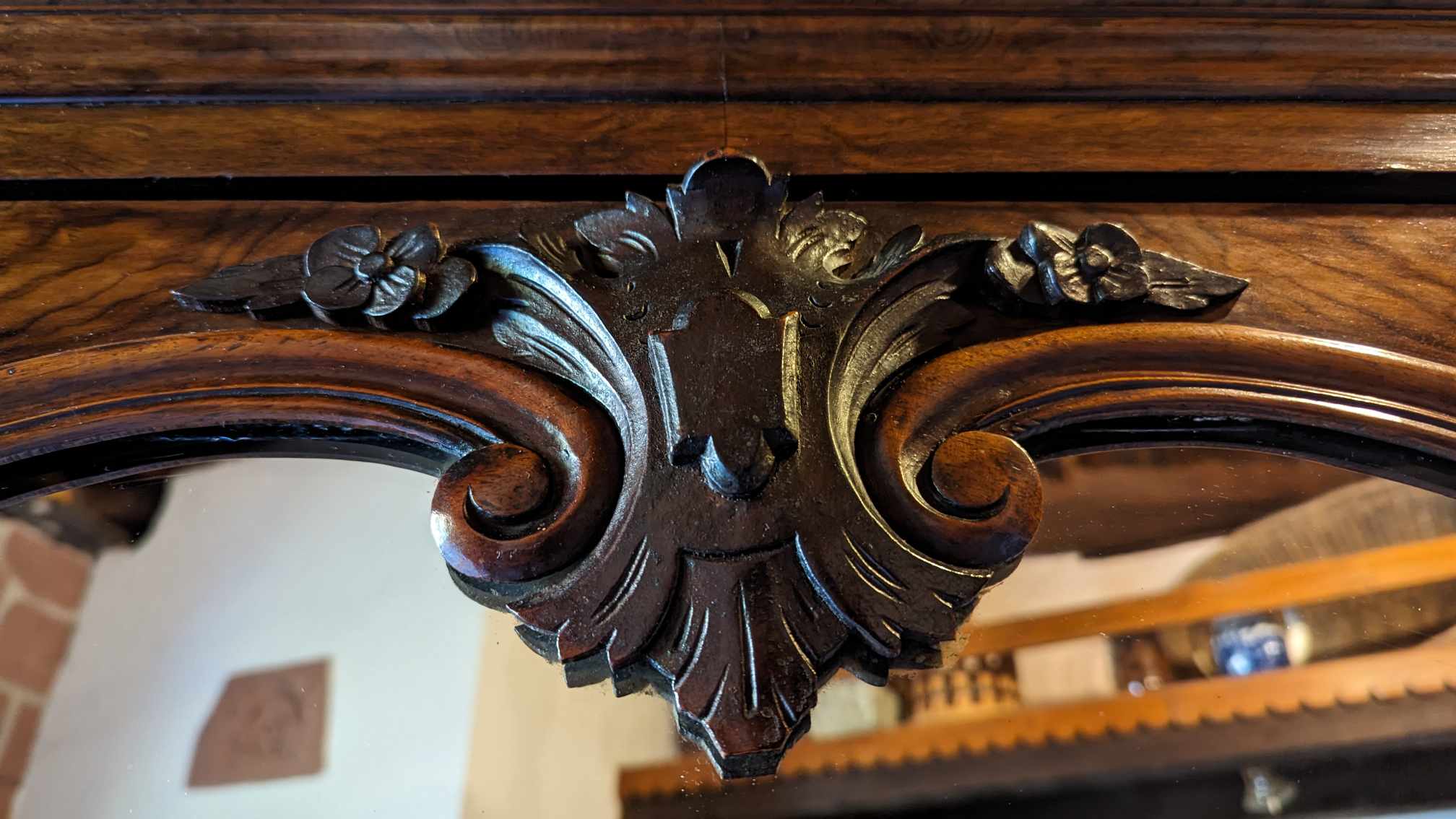 Bonnetière with mirror