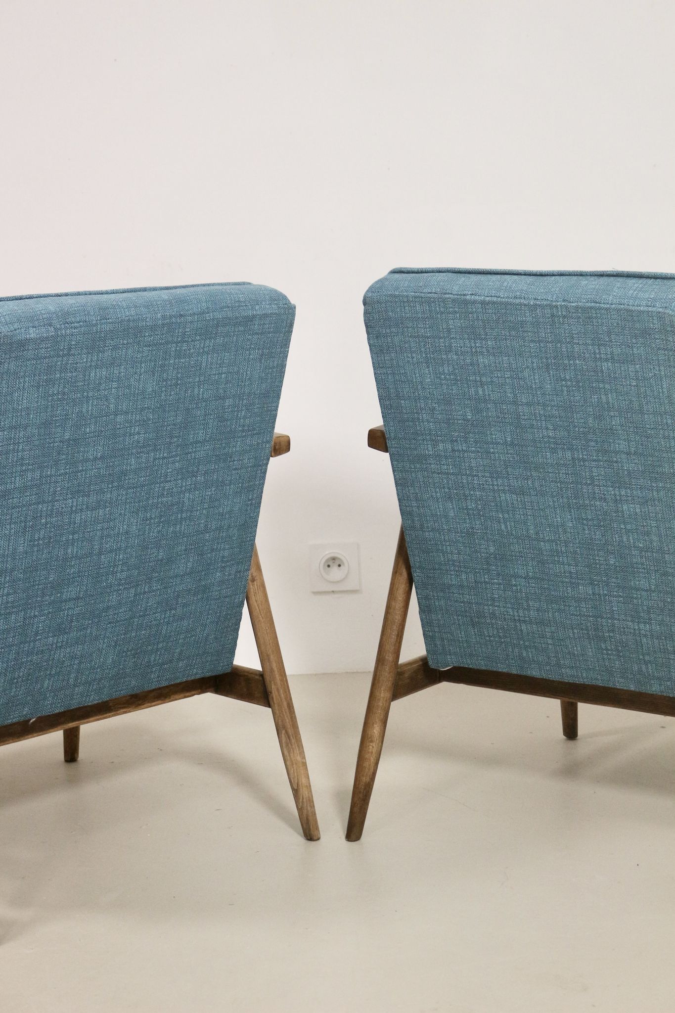 Pair of armchairs Henryk lily 300-190s 1970