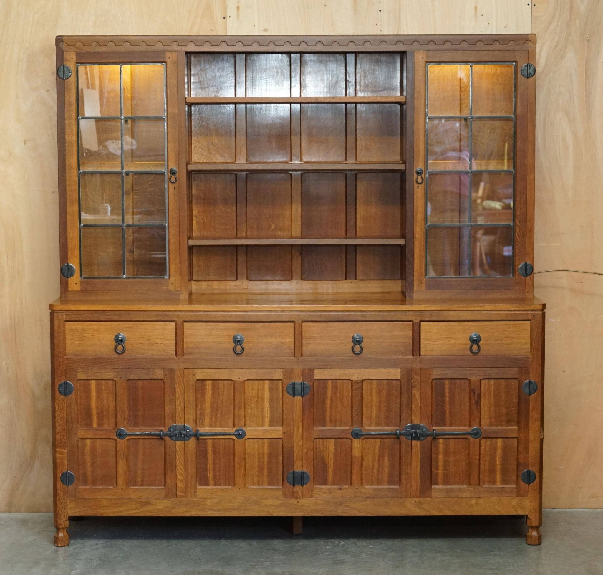 Buffet vitrine vintage Robert Mouseman Thompson en chêne avec étagères et éclairage