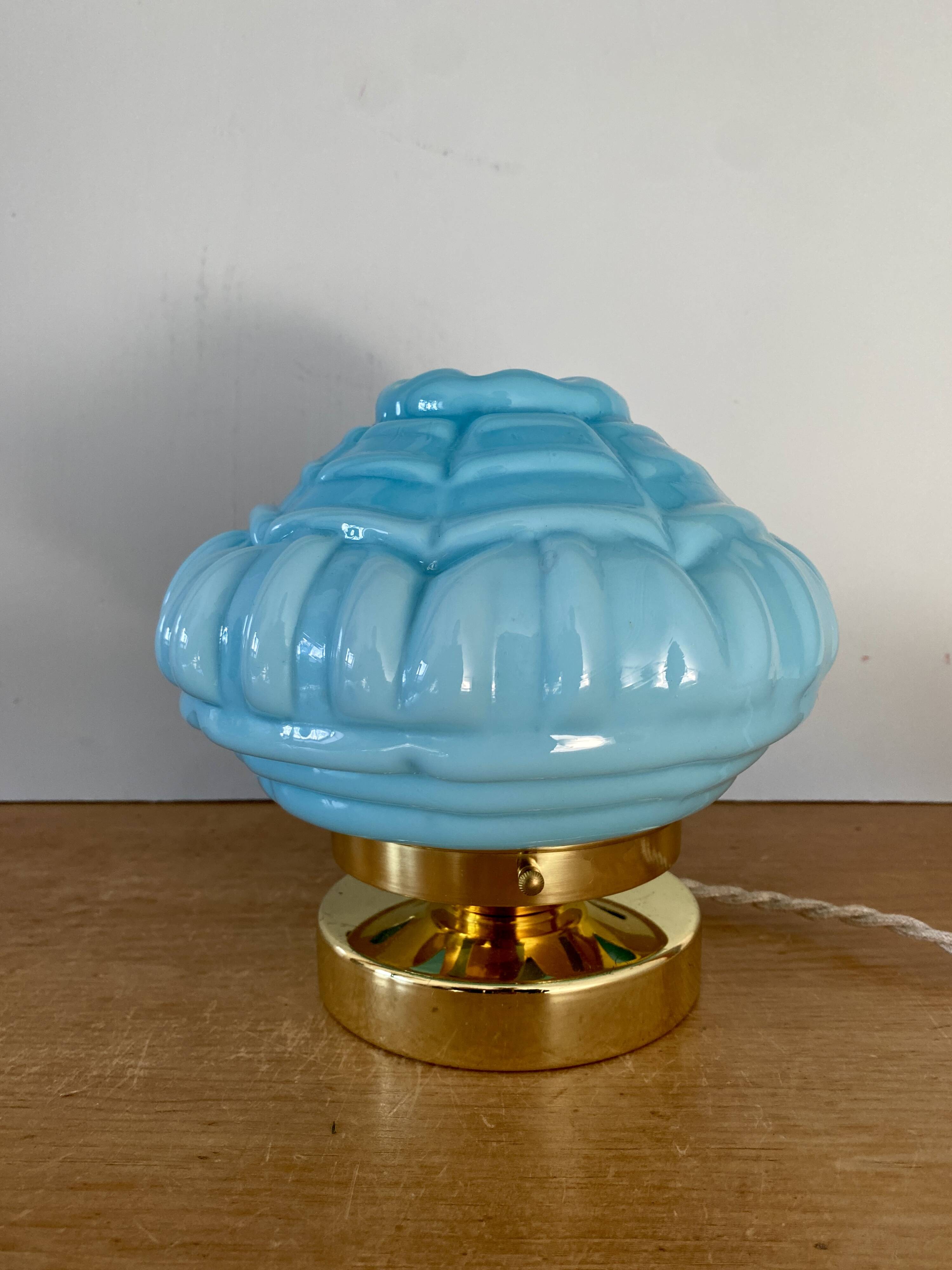 Lampe à poser globe vintage art déco en opaline bleue