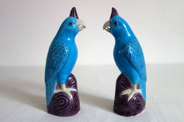 Paire de perroquets en porcelaine chinoise émaillée, années 60